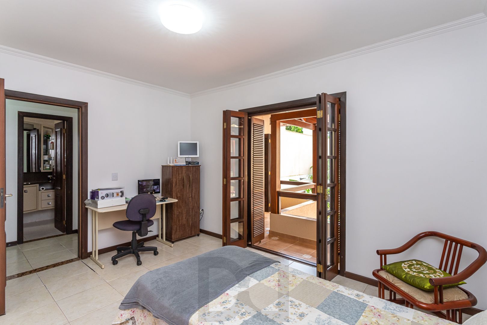 Belíssima casa com 272m² de área privativa, localizada no bairro Ipanema, a poucos metros da orla do Guaíba. — foto 47