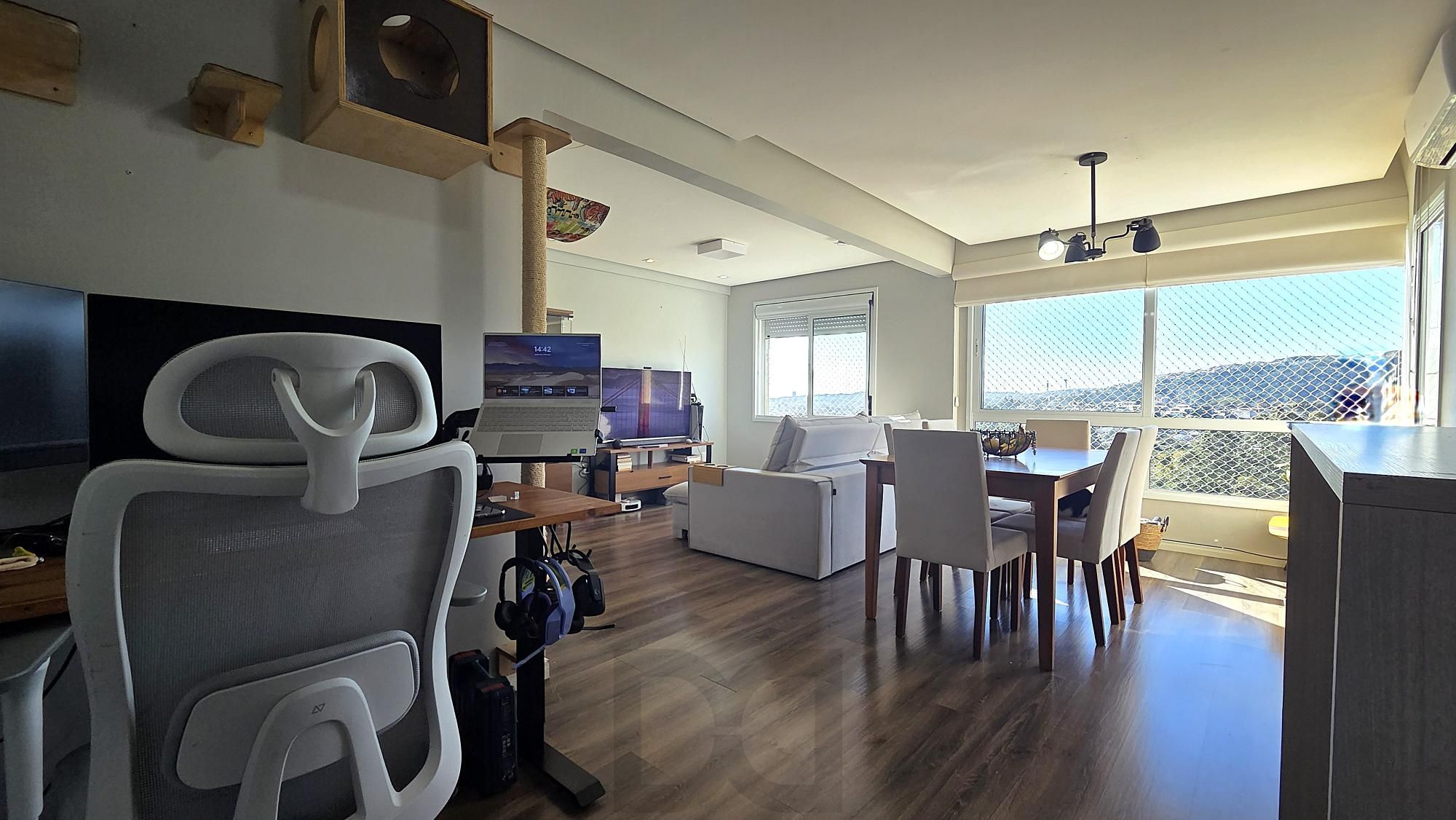 Apartamento semi mobiliado com 3 dormitórios transformados em 2, sendo 1 suíte e 1 vaga de garagem. — foto 2