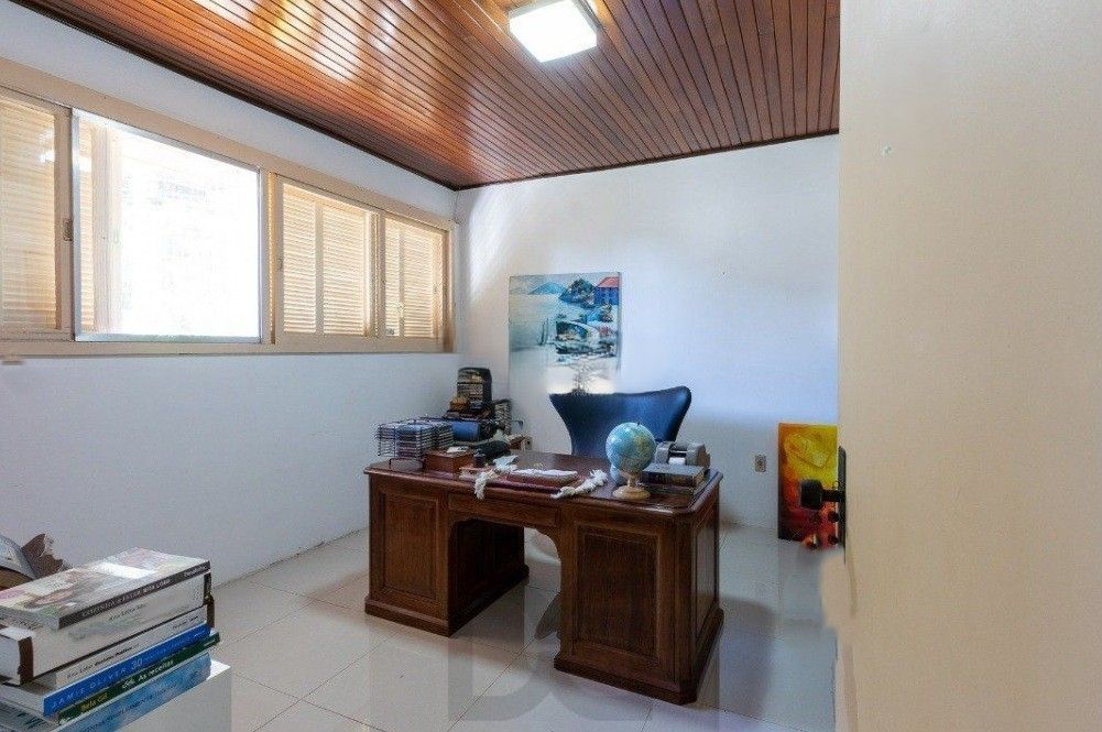 Excelente casa com 5 dormitórios, 2 suítes, 3 vagas de garagem e uma vista perene para o por do sol no Guaiba. — foto 11