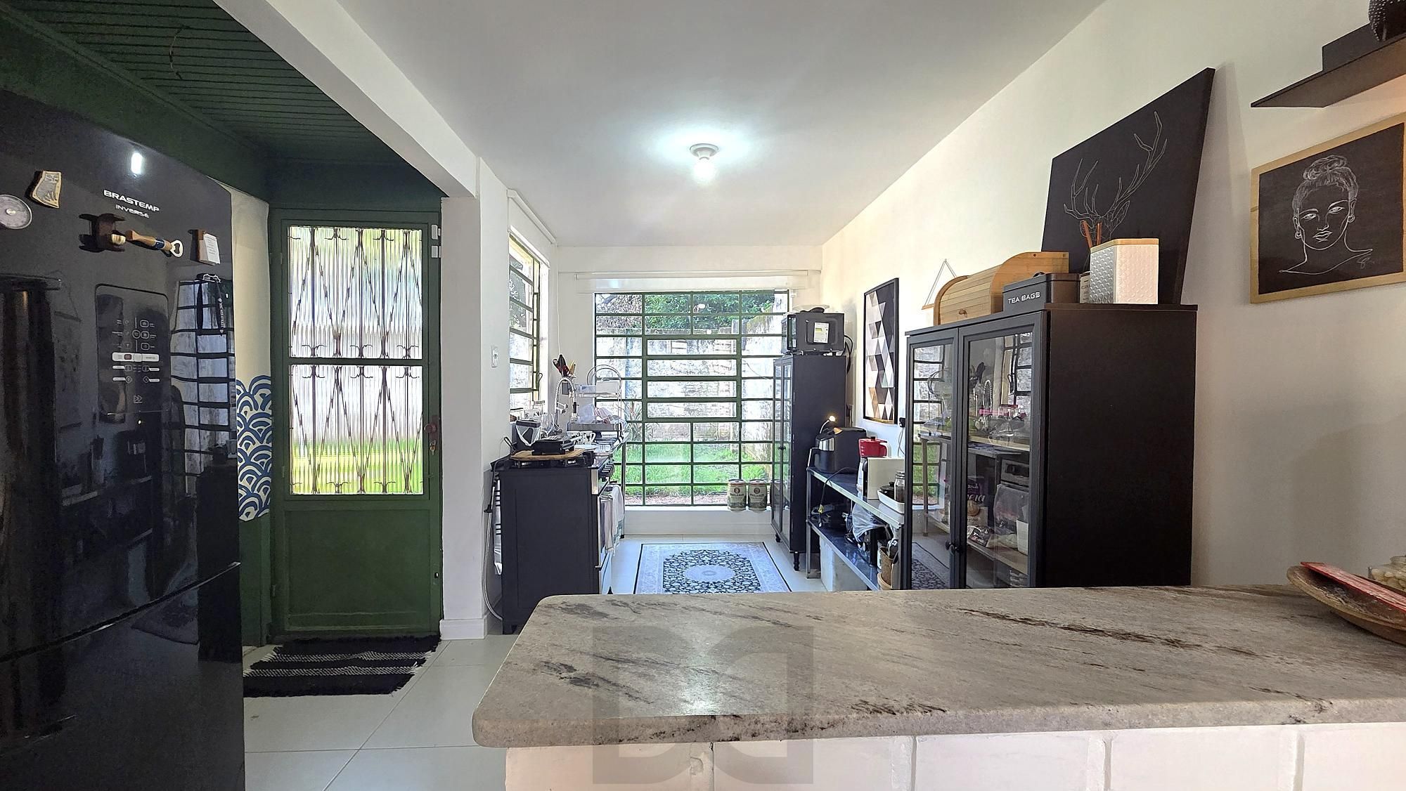 Casa térrea totalmente reformada, com 3 dormitórios, sendo 2 suítes e 2 vagas de garagem. — foto 8