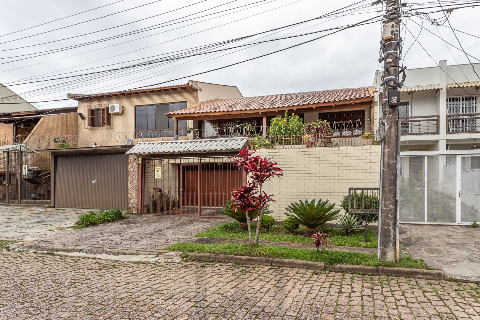 Excelente casa de dois pavimentos no bairro Ipanema, com 238m² de área privativa, 4 dormitórios, 1 suíte e 2 vagas de garagem. — foto 51