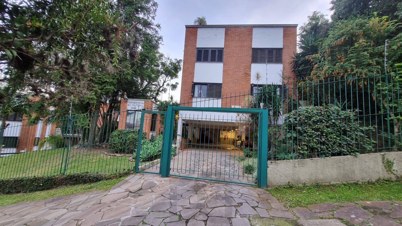Ótimo apartamento Garden, 3 dormitórios, 1 suíte, lareira, sacada, no bairro Cristal. — foto 1