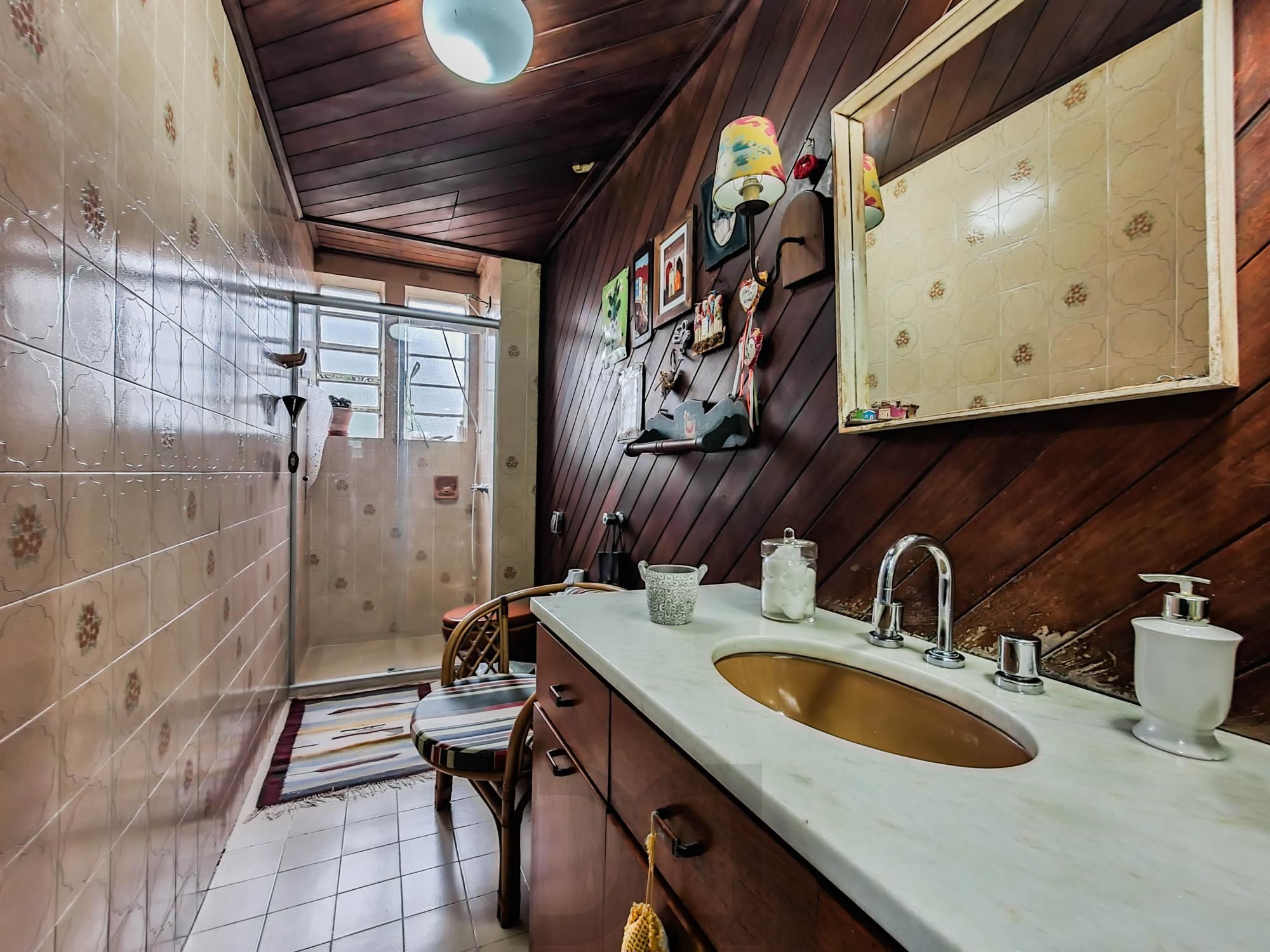 Amplo apartamento de 2 dormitórios, sendo 1 suíte, e uma  ótima dependência de empregada, 3 banheiros, em localização privilegiada no  Bairro Cristal. — foto 25