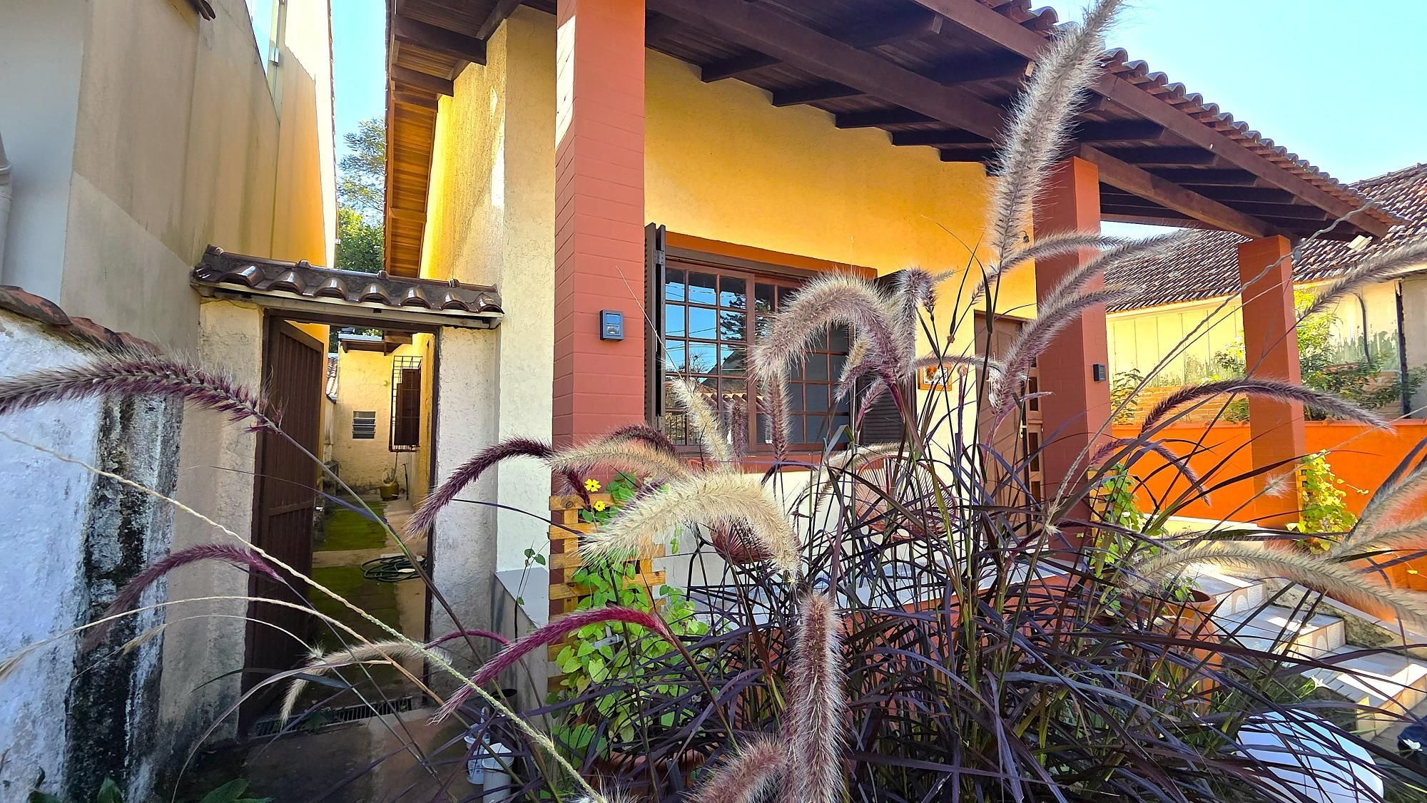 Casa térrea totalmente reformada, com 3 dormitórios, sendo 2 suítes e 2 vagas de garagem. — foto 24