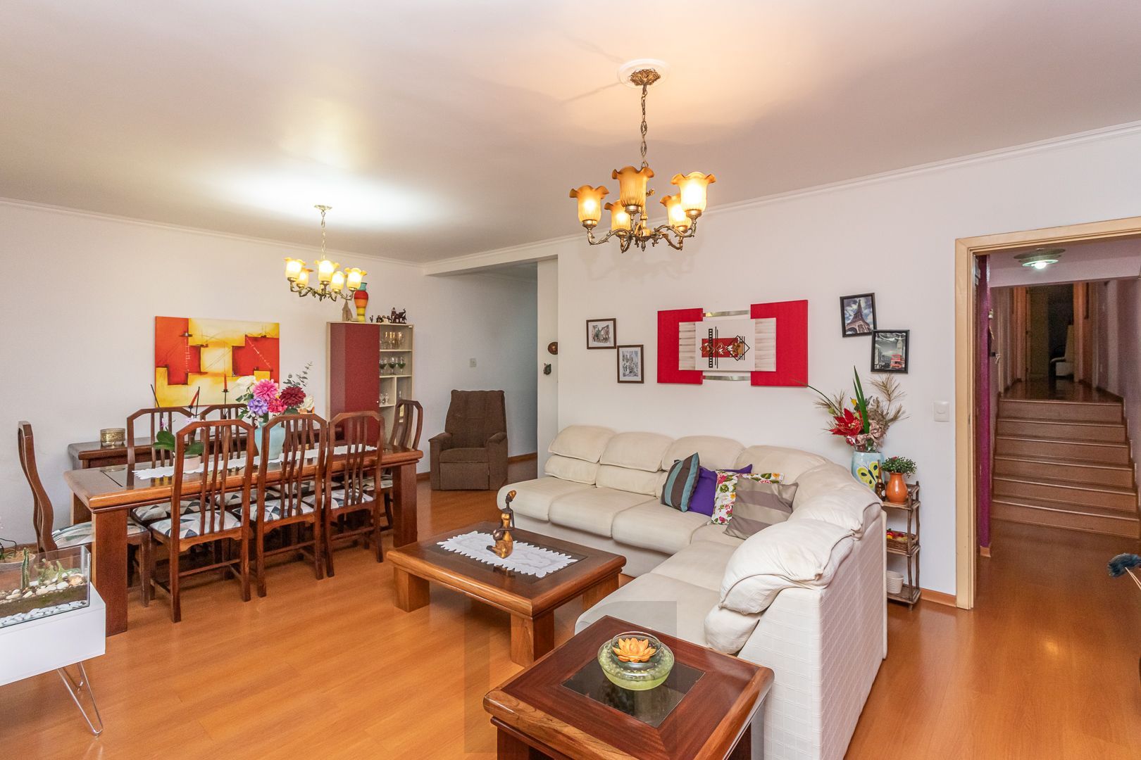 Excelente casa de dois pavimentos no bairro Ipanema, com 238m² de área privativa, 4 dormitórios, 1 suíte e 2 vagas de garagem. — foto 1