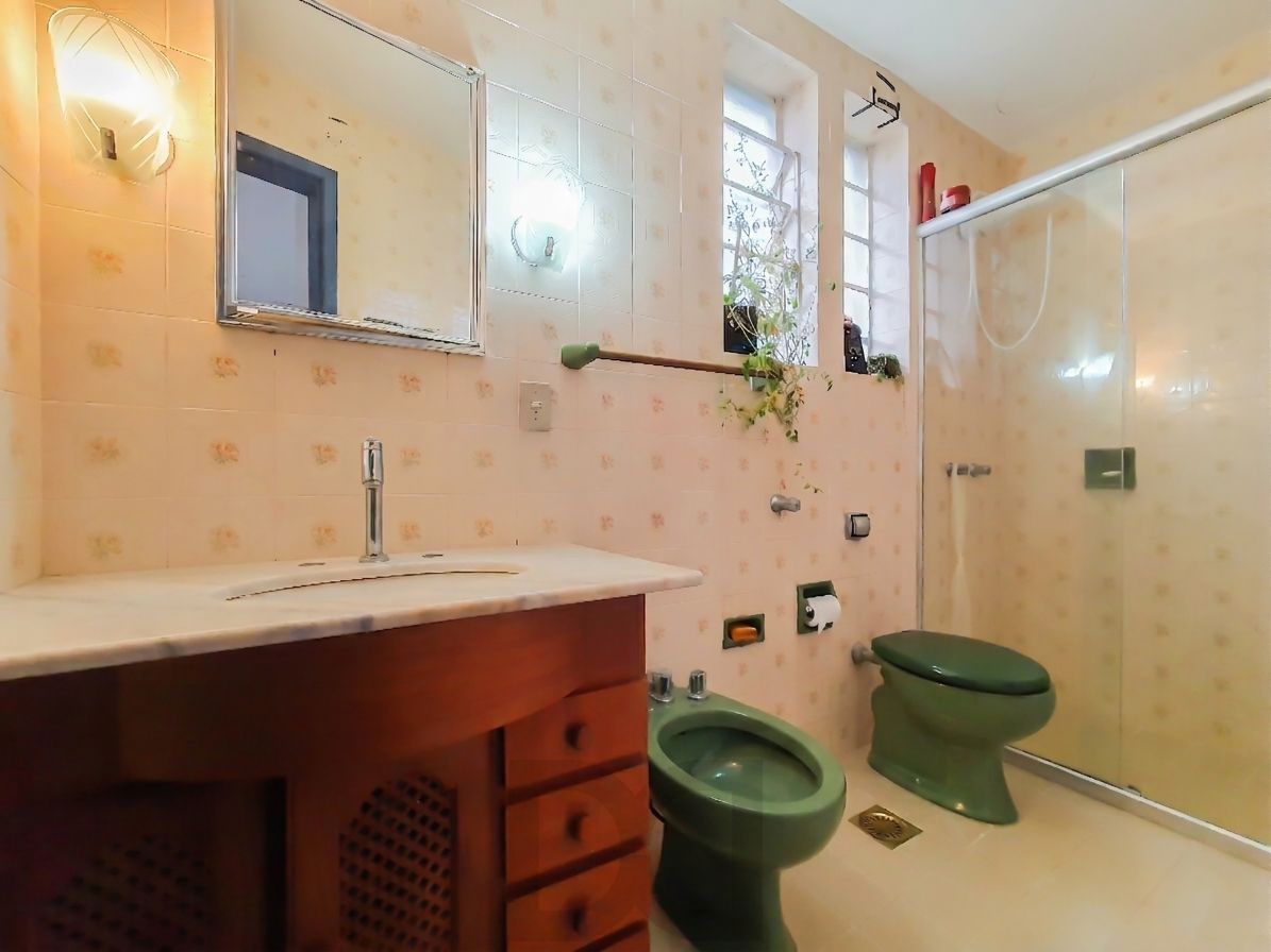 Amplo apartamento de 2 dormitórios, sendo 1 suíte, e uma  ótima dependência de empregada, 3 banheiros, em localização privilegiada no  Bairro Cristal. — foto 26