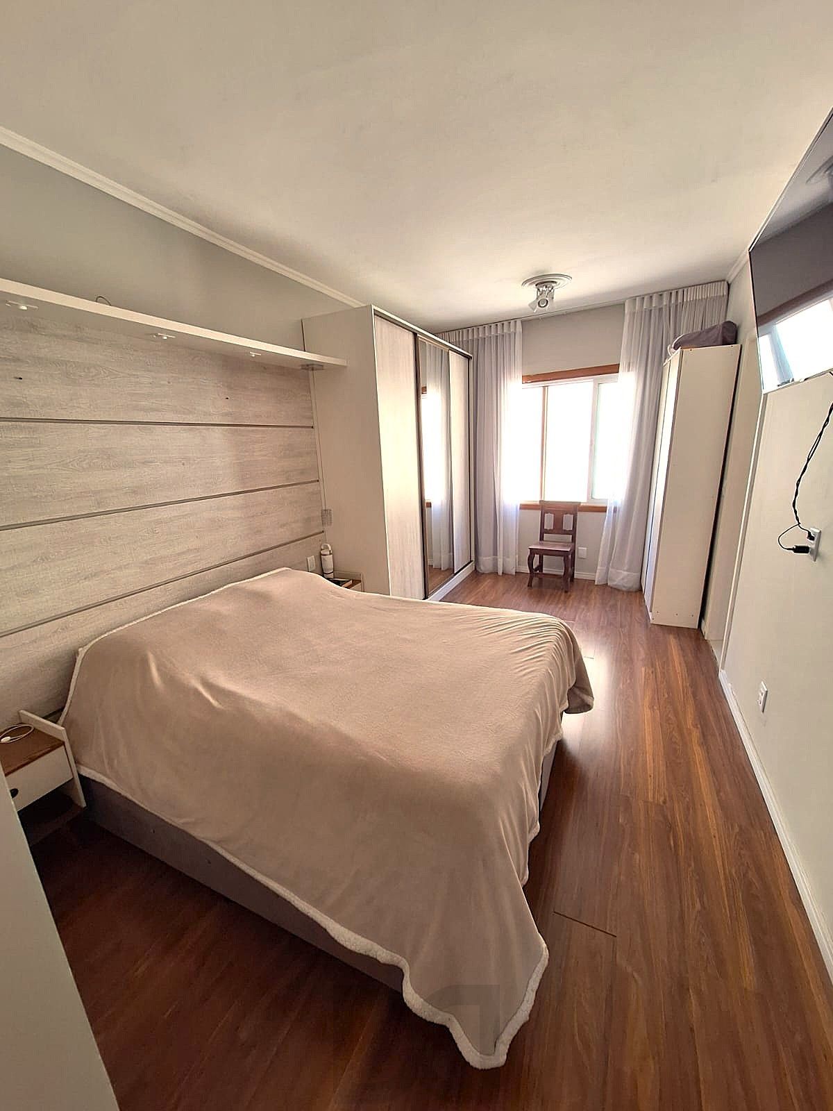 Excelente apartamento no bairro Menino Deus, com 3 dormitórios, transformado em 2 dormitórios, sendo 1 suíte e 1 vaga de garagem. — foto 13