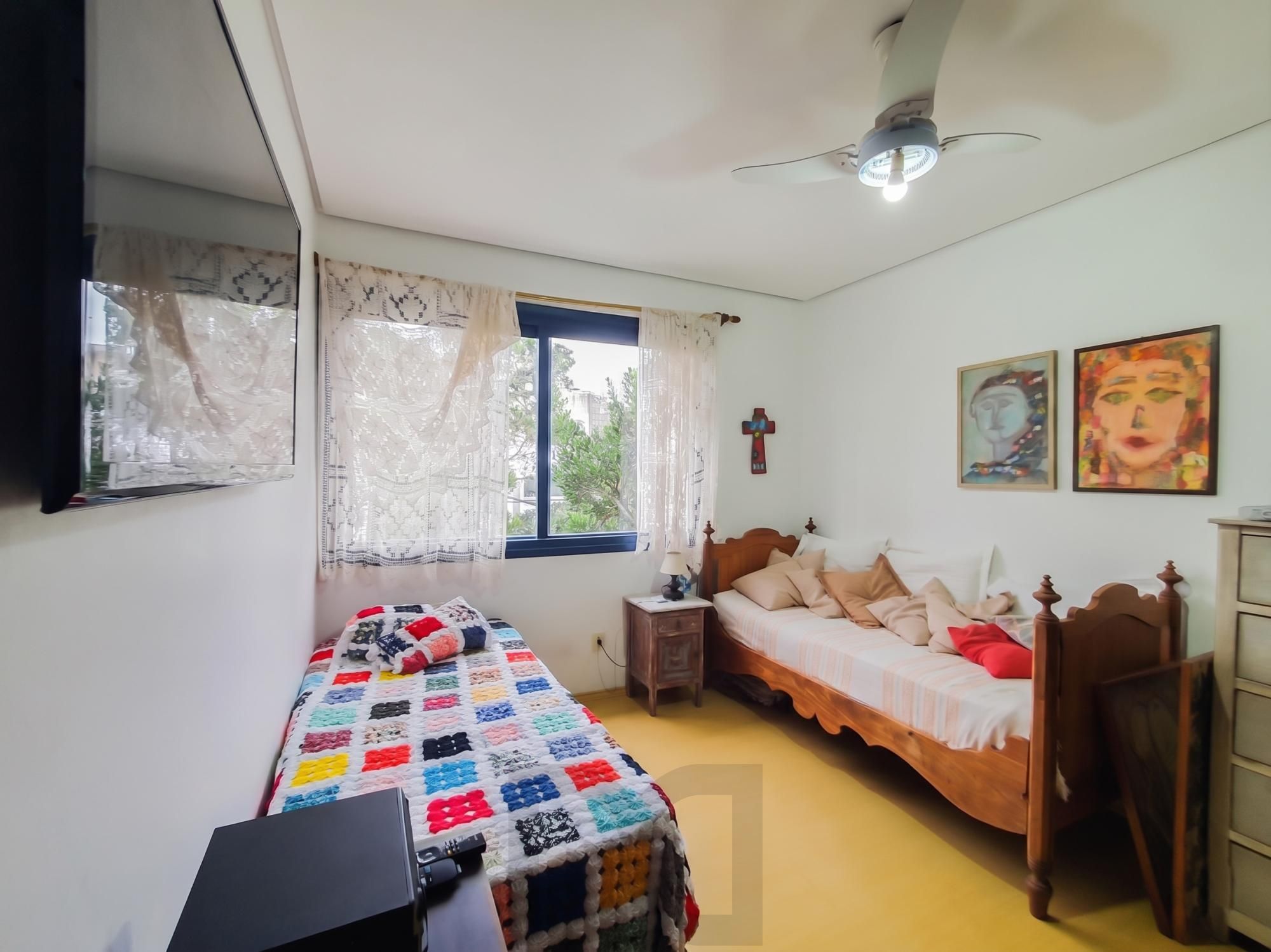 Amplo apartamento de 2 dormitórios, sendo 1 suíte, e uma  ótima dependência de empregada, 3 banheiros, em localização privilegiada no  Bairro Cristal. — foto 20