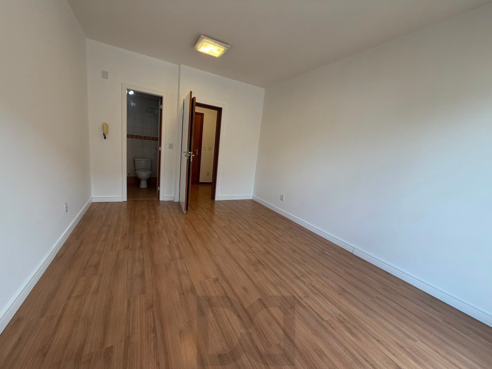Sala comercial, com 01 banheiro 25,43 de área privativa. Bairro Petrópolis. — foto 4