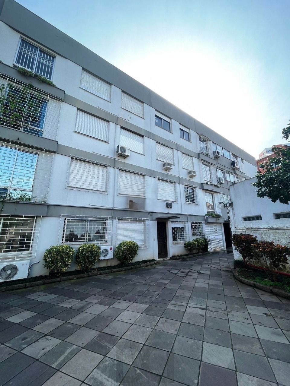 Ótimo apartamento com 2 dormitórias no bairro Menino Deus. — foto 1