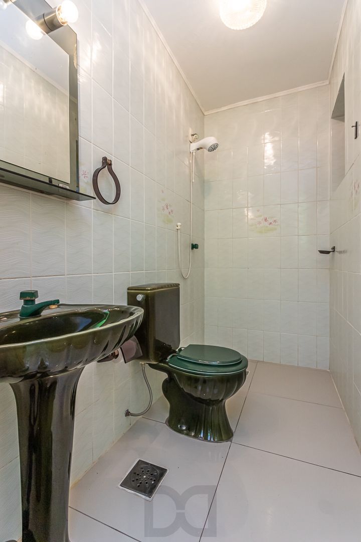Excelente casa de dois pavimentos no bairro Ipanema, com 238m² de área privativa, 4 dormitórios, 1 suíte e 2 vagas de garagem. — foto 35