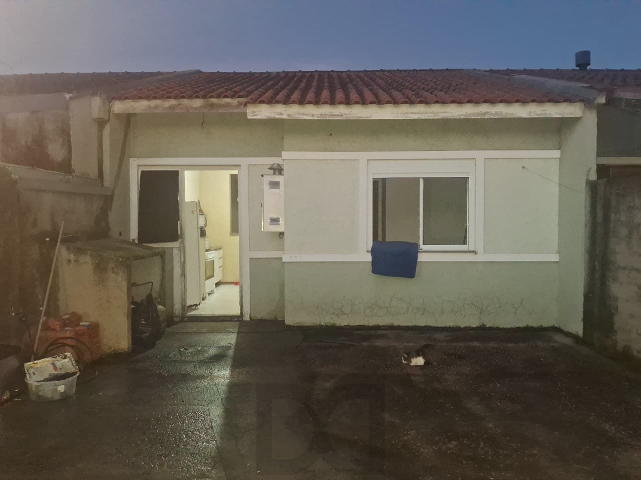 Casa com 2 dormitórios com pátio e edícula. — foto 3