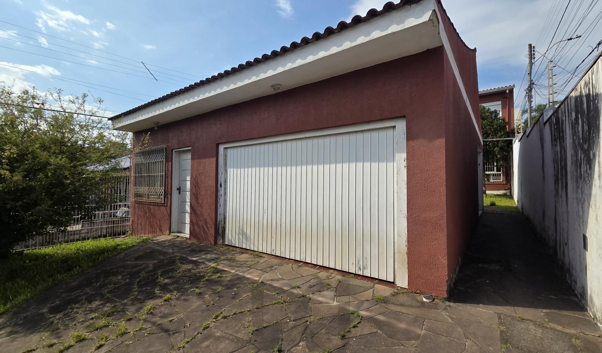 Excelente oportunidade para quem busca duas residências no mesmo terreno. A casa da frente, com 45 m², 1 dormitório e 2 vagas de garagem. A casa dos fundos de 2 pavimentos, com 195 m² , 2 dormitórios e 1 suíte. — foto 1