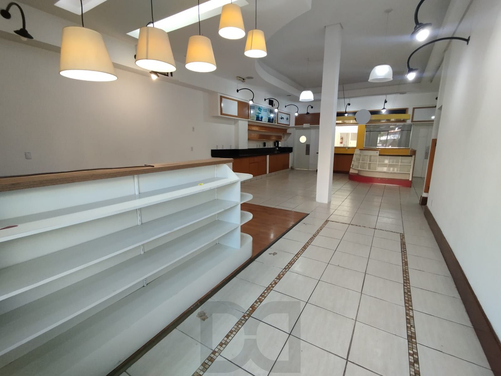 Loja na Tristeza com 360m², 17 vagas, 3 banheiros para locação. — foto 2