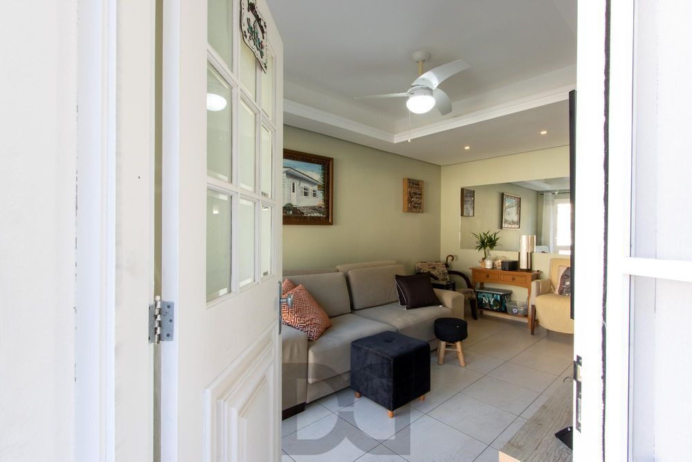 Casa em condomínio, com 3 quartos, com suíte, 2 vagas cobertas, churrasqueira, no Bairro Nonoai. — foto 2