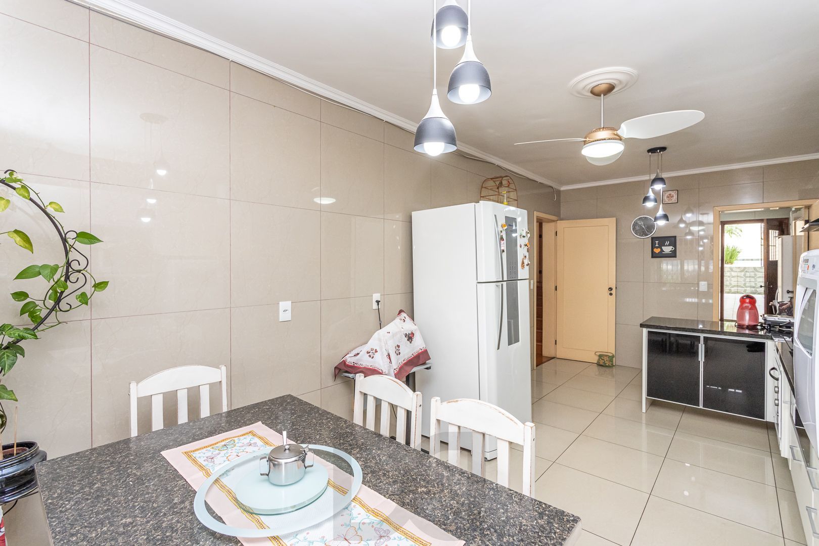 Excelente casa de dois pavimentos no bairro Ipanema, com 238m² de área privativa, 4 dormitórios, 1 suíte e 2 vagas de garagem. — foto 30
