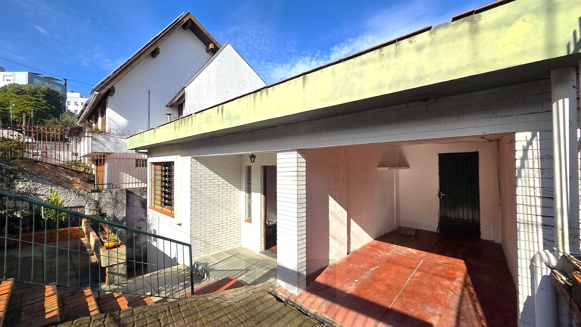 Excelente casa com 160 m² privativos, 4 dormitórios e garagem para 2 carros.