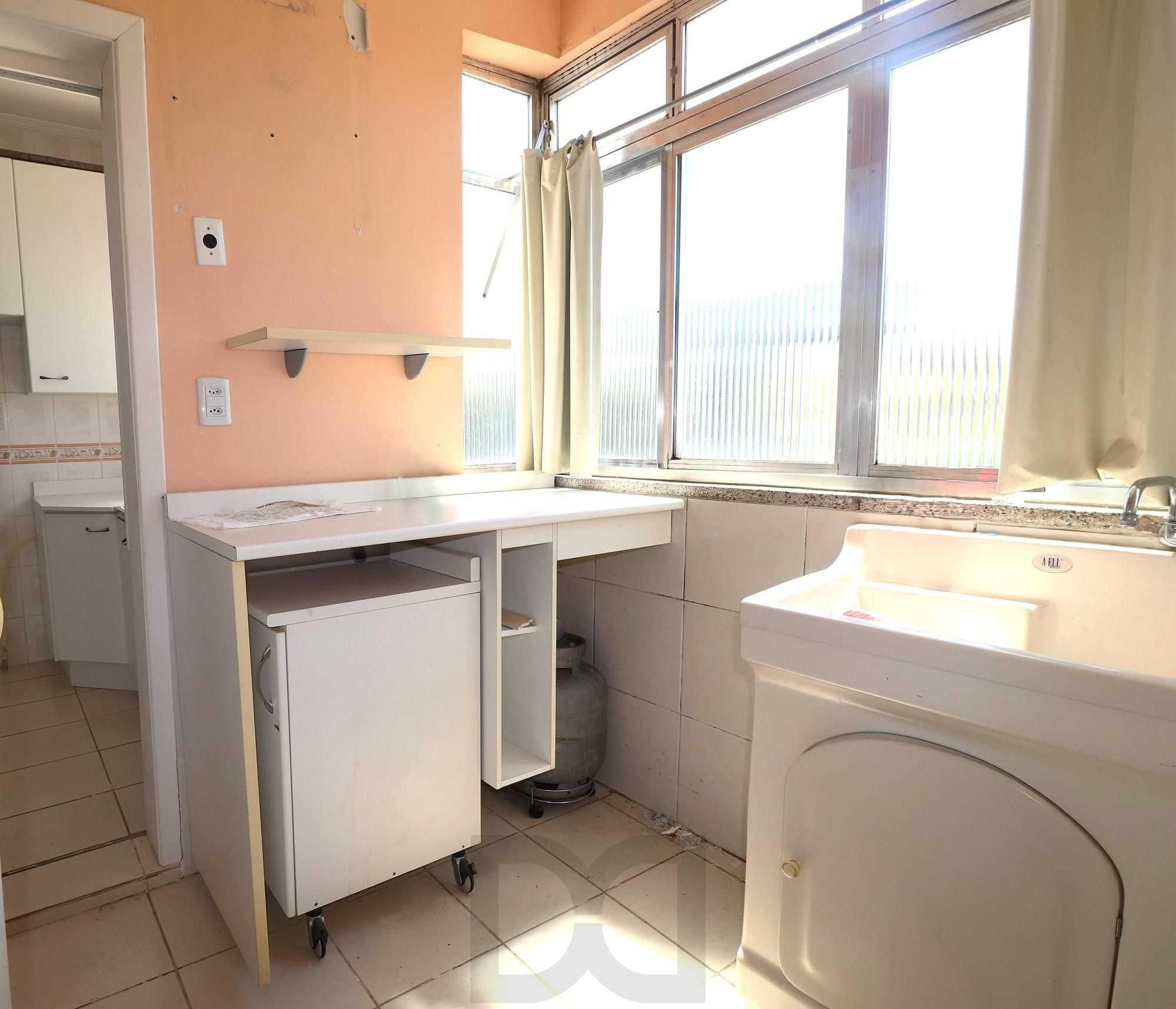 Ótimo apartamento com 79,4m2, 2 dormitórios, 1 vaga de garagem e dependencia completa. — foto 8