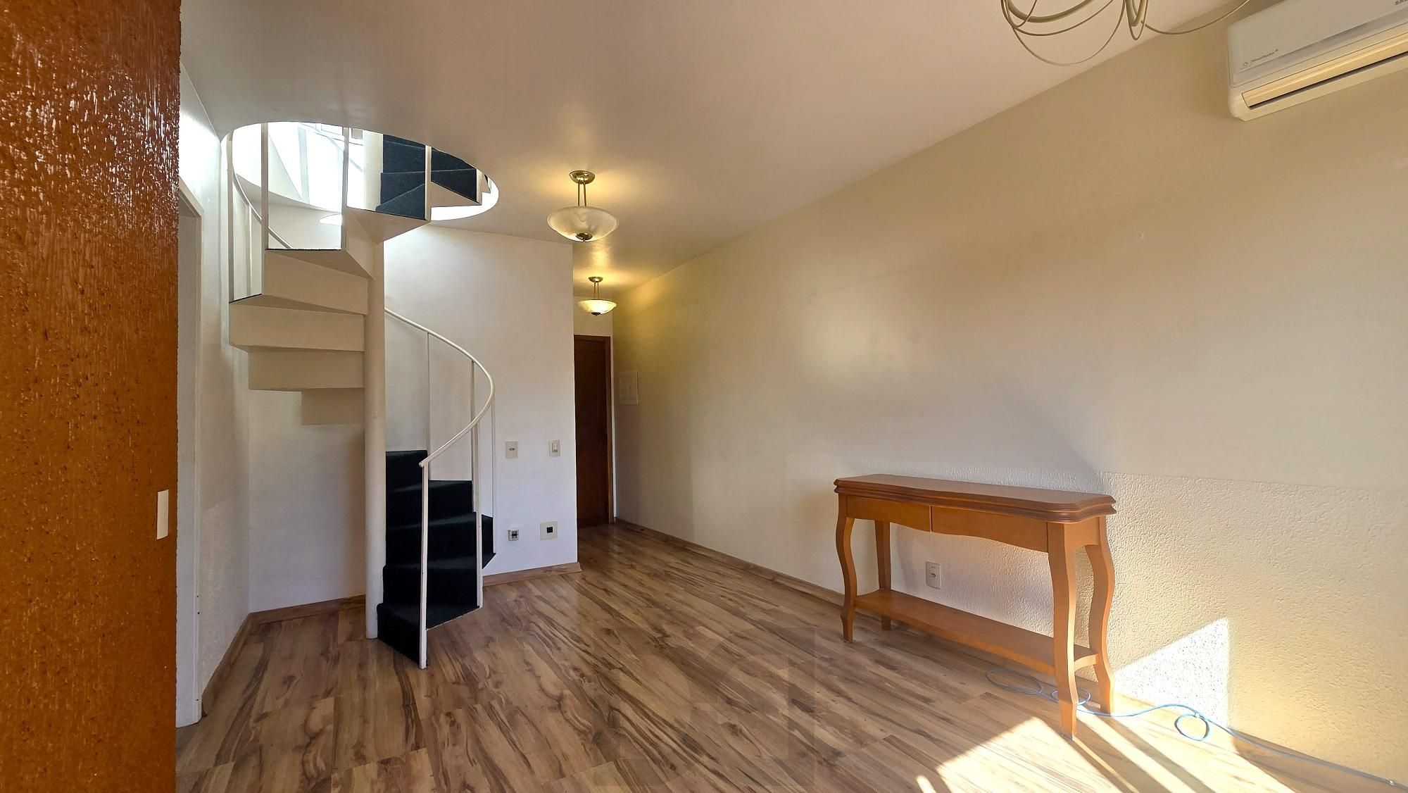 Excelente cobertura com 154m² de área privativa, 2 dormitórios e 1 vaga de garagem, localizada no bairro Menino Deus. — foto 2