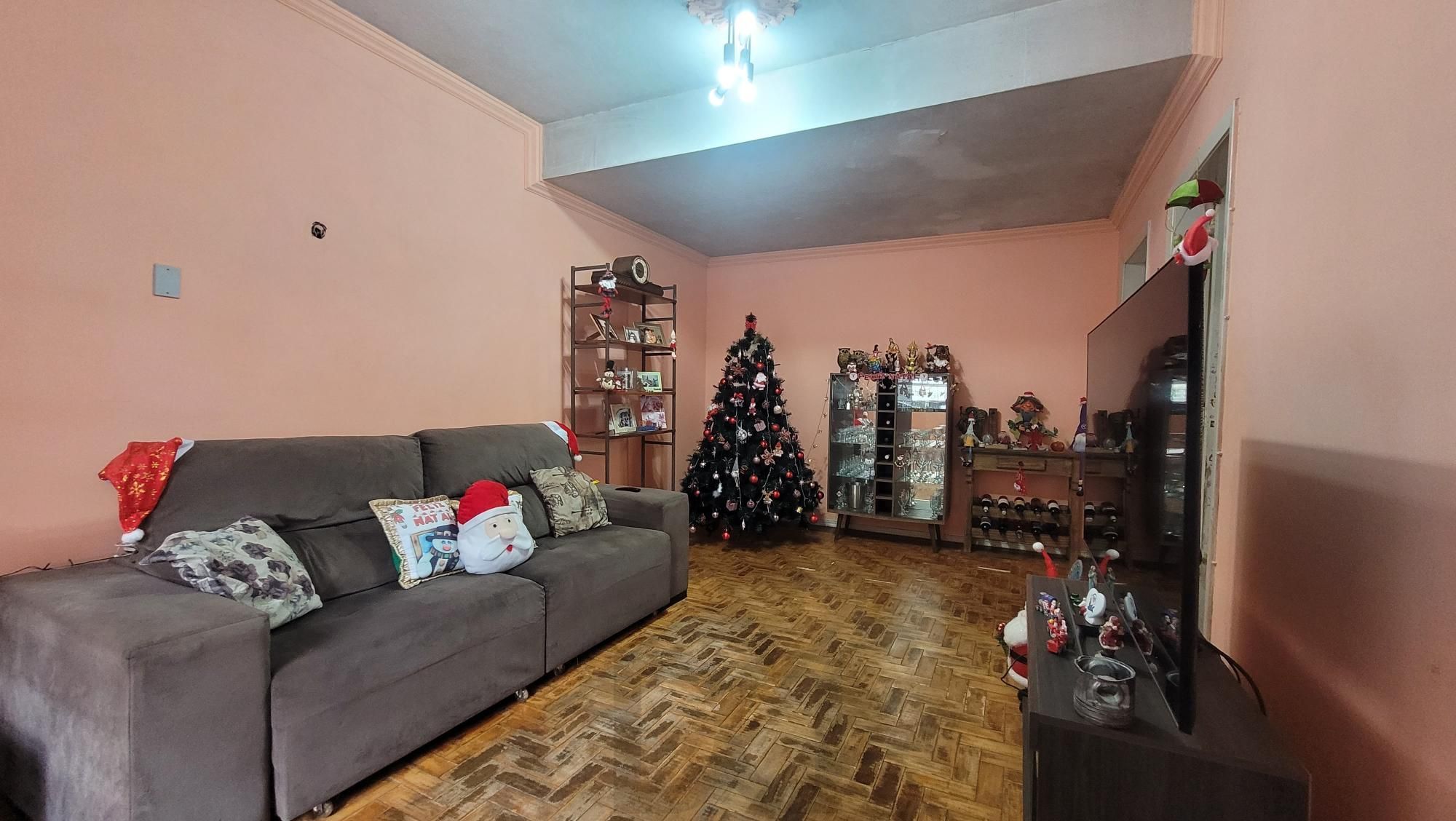 Casa com 220m2 de área privativa, 4 dormitórios, 1 suíte e 6 vagas de garagem. — foto 4