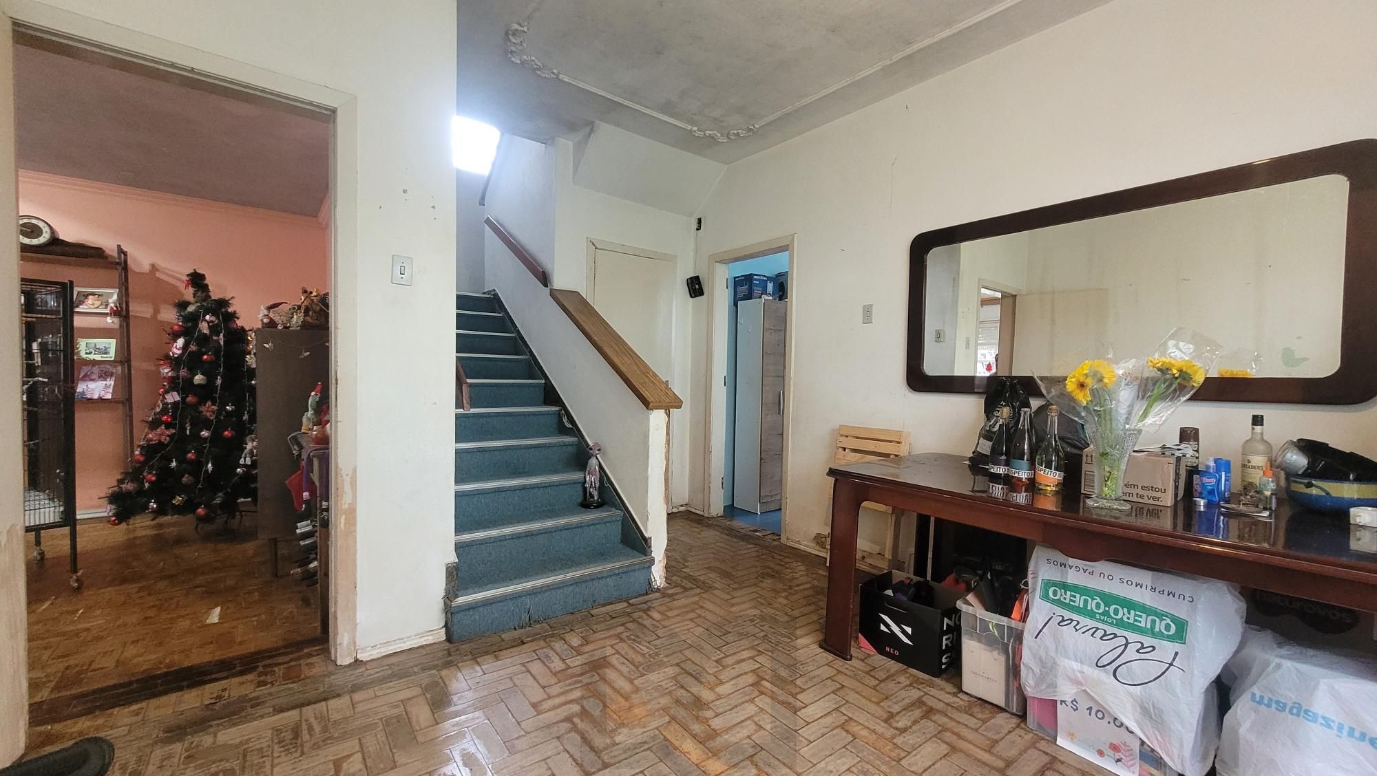 Casa com 220m2 de área privativa, 4 dormitórios, 1 suíte e 6 vagas de garagem. — foto 6