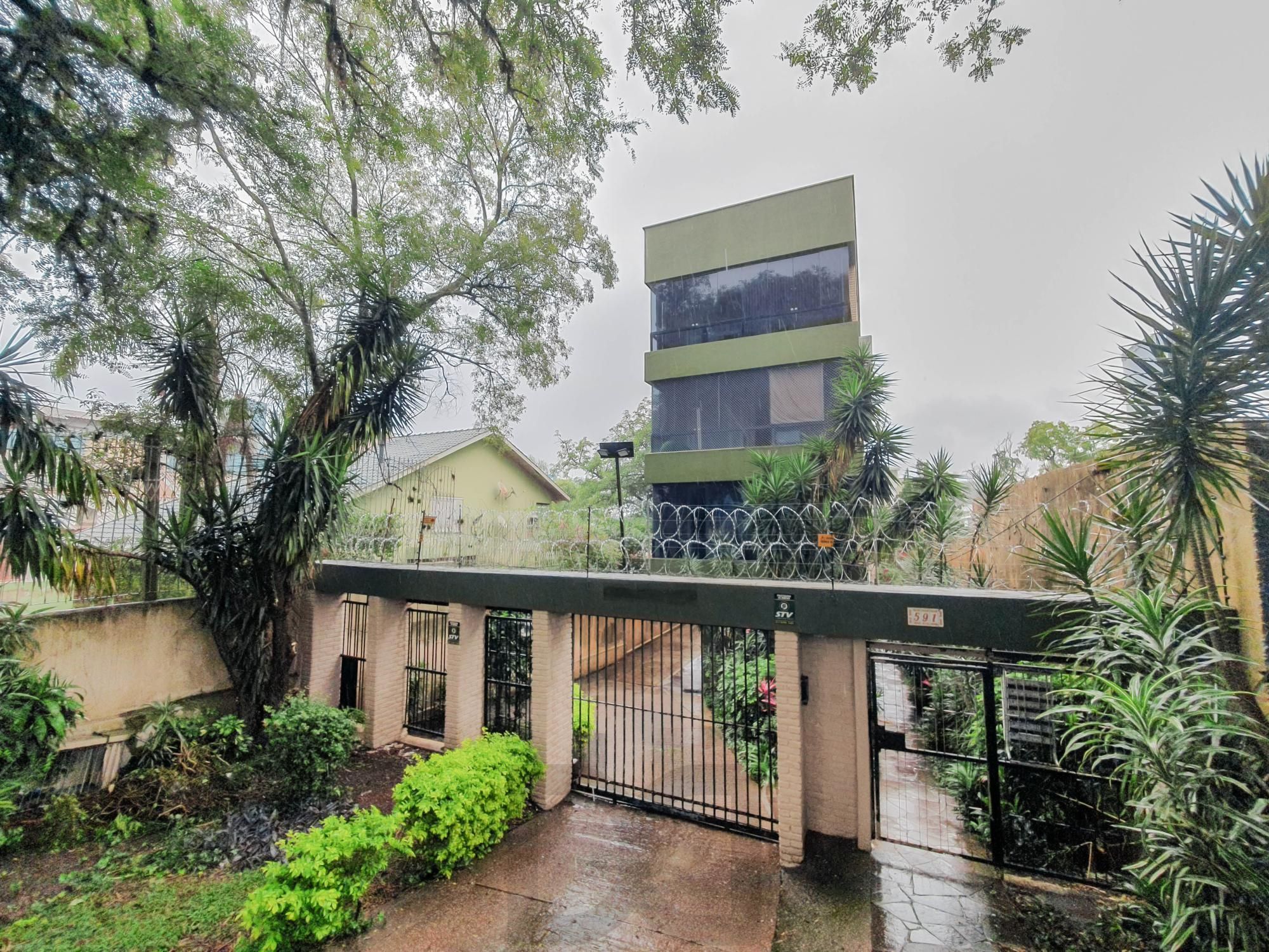 Amplo apartamento de 2 dormitórios, sendo 1 suíte, e uma  ótima dependência de empregada, 3 banheiros, em localização privilegiada no  Bairro Cristal. — foto 1
