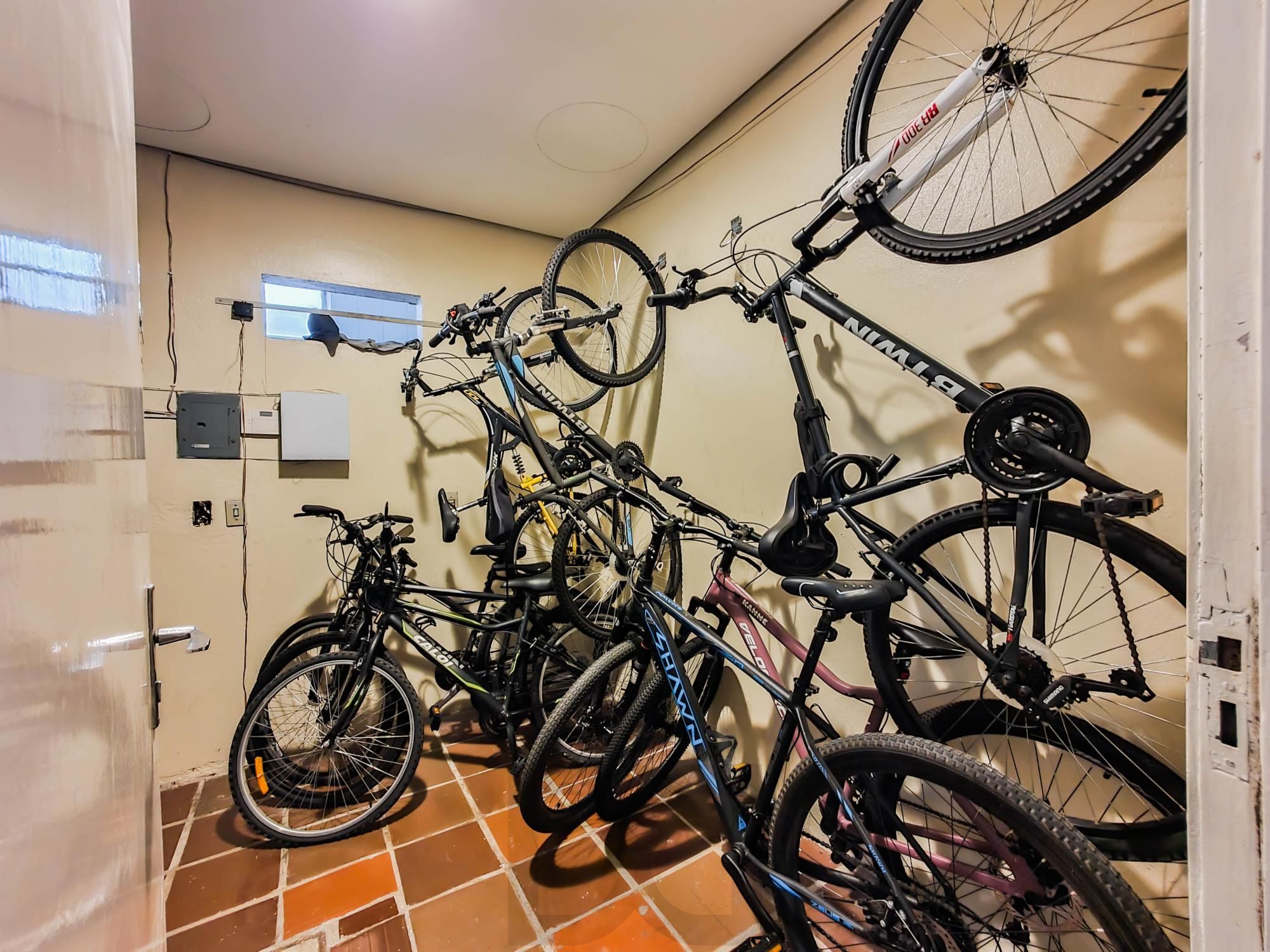 Amplo apartamento de 2 dormitórios, sendo 1 suíte, e uma  ótima dependência de empregada, 3 banheiros, em localização privilegiada no  Bairro Cristal. — foto 30