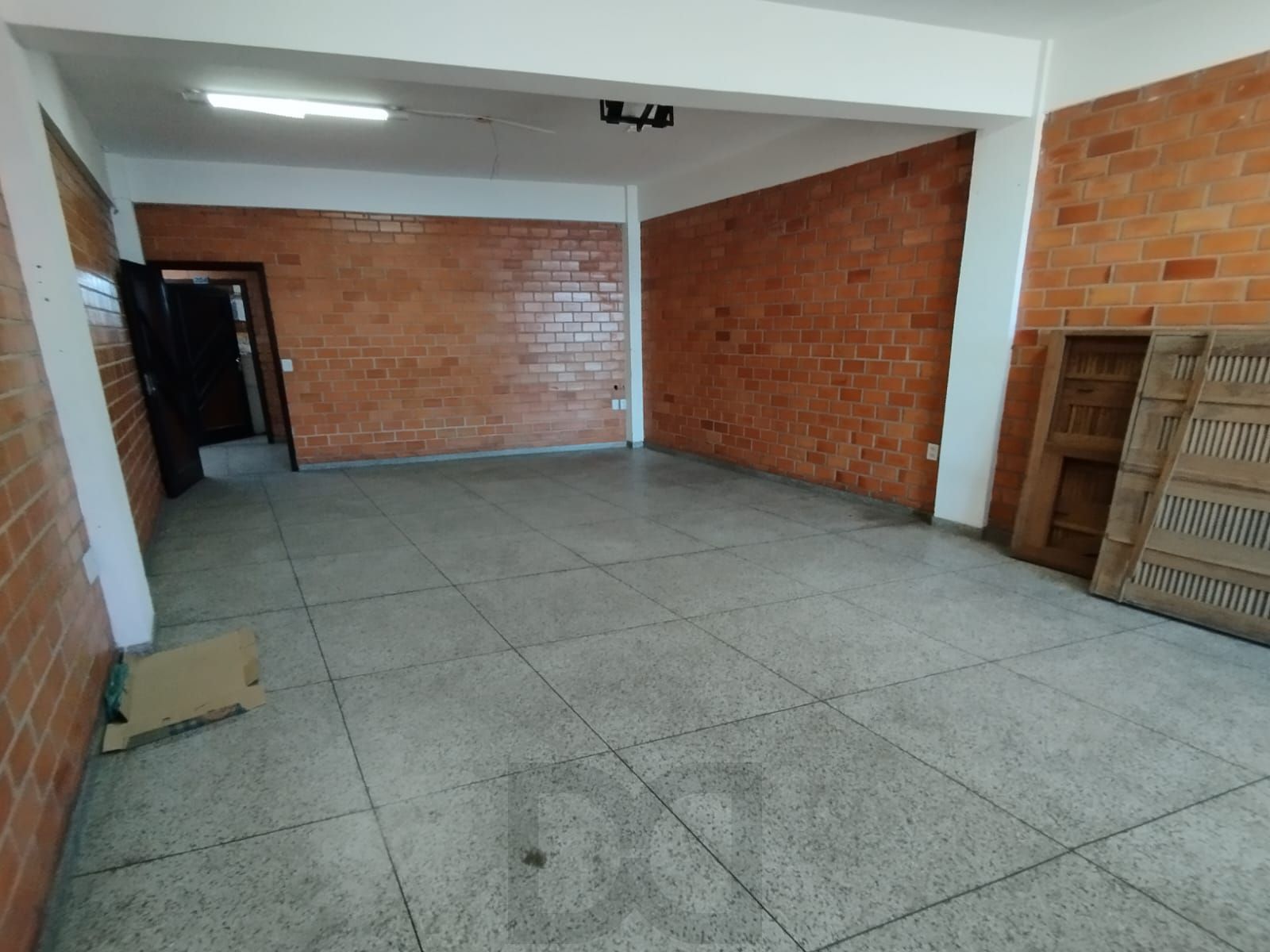 Sala 50m² de frente para Av. cavalhada, 1 banheiro. — foto 8