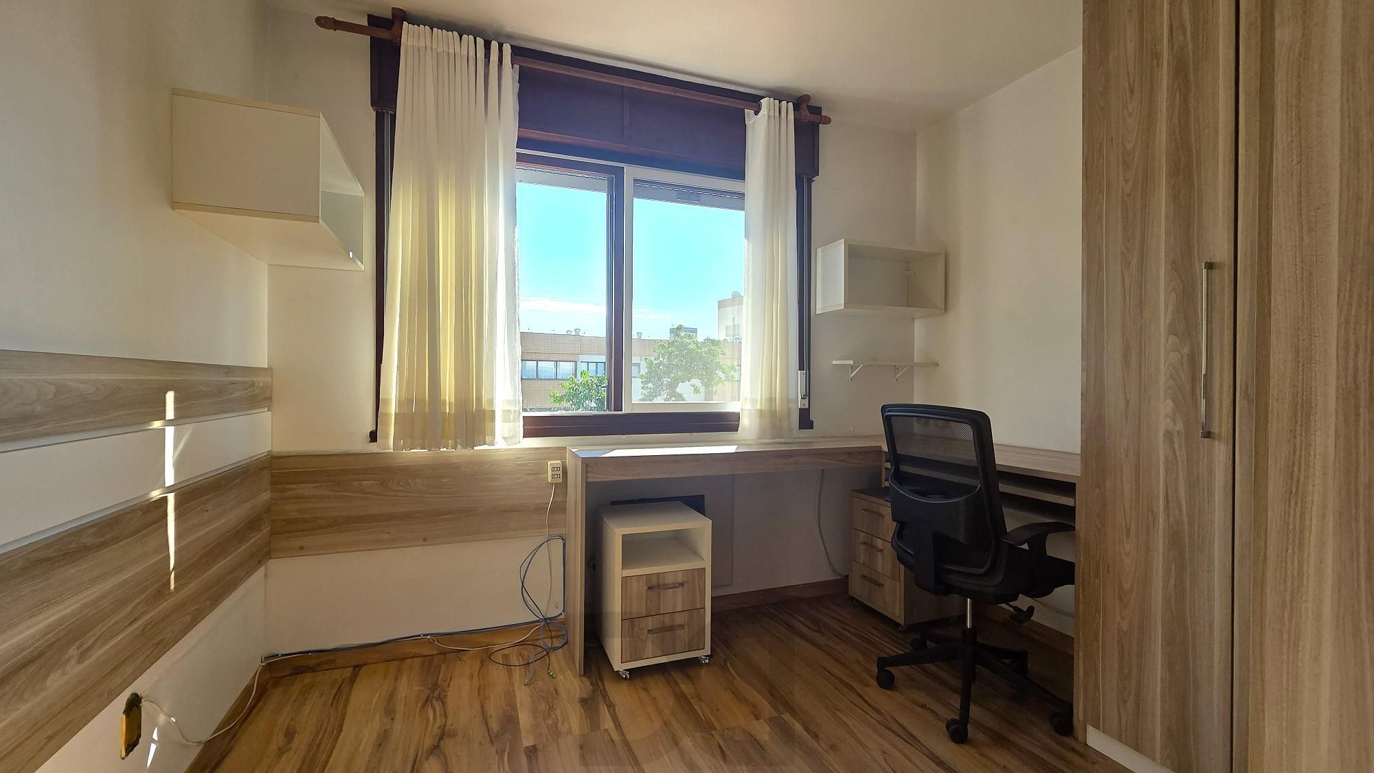 Excelente cobertura com 154m² de área privativa, 2 dormitórios e 1 vaga de garagem, localizada no bairro Menino Deus. — foto 6