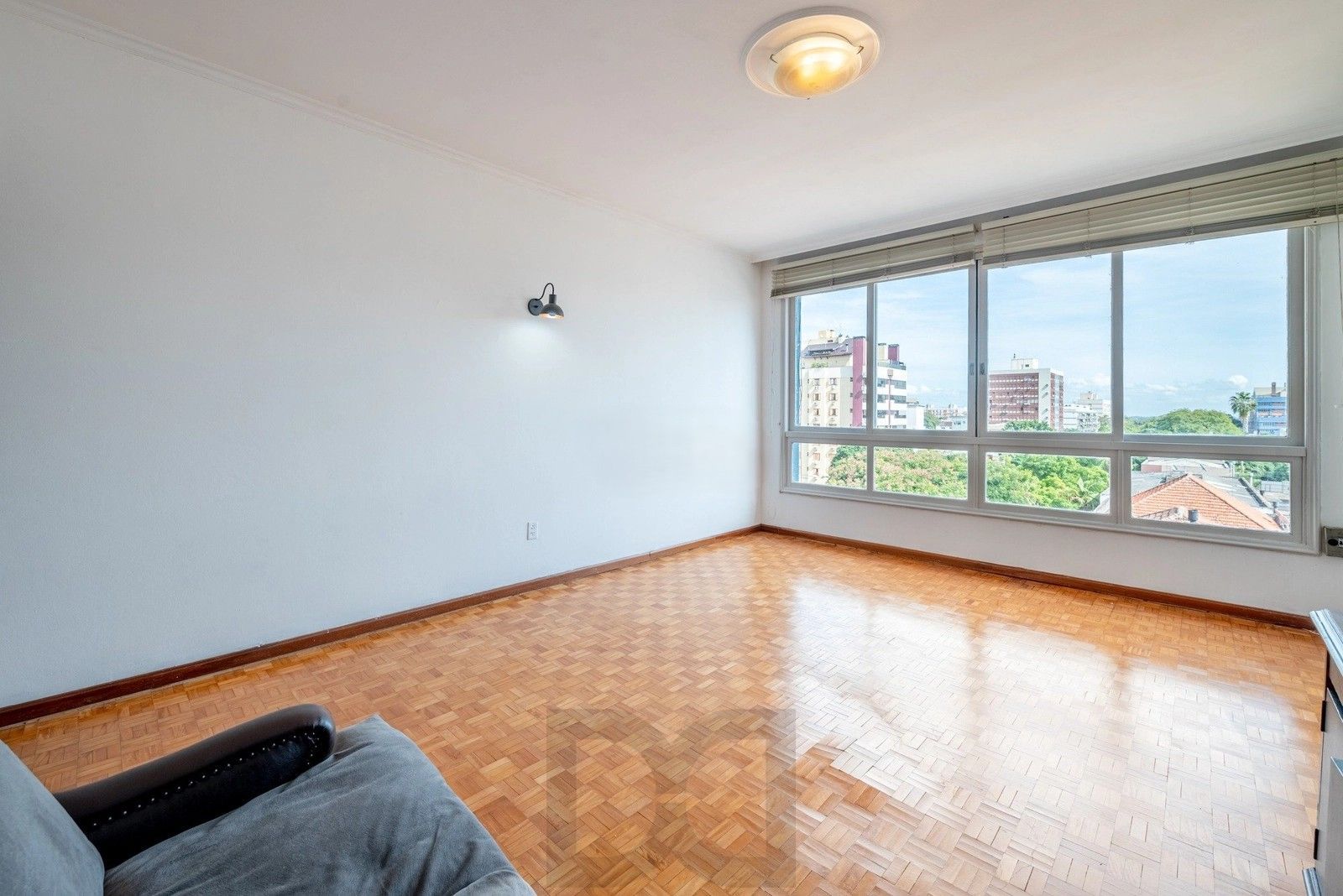 Excelente apartamento com 132m², 3 dormitórios e 2 vagas de garagem, no coração do bairro Menino Deus. — foto 2