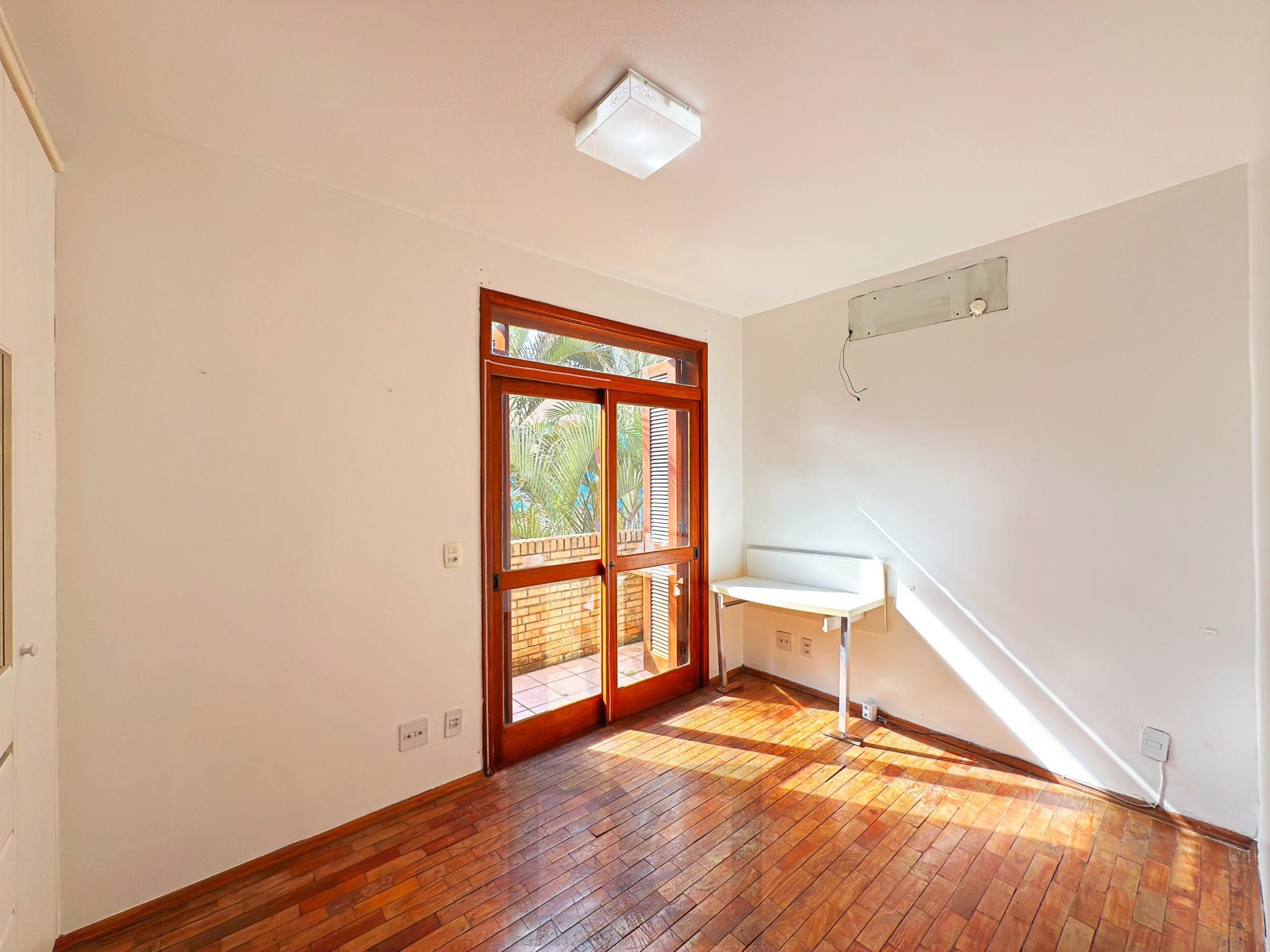 Casa em Condomínio  | 3 Dormitórios, Suíte, Lareira e Churrasqueira — foto 6