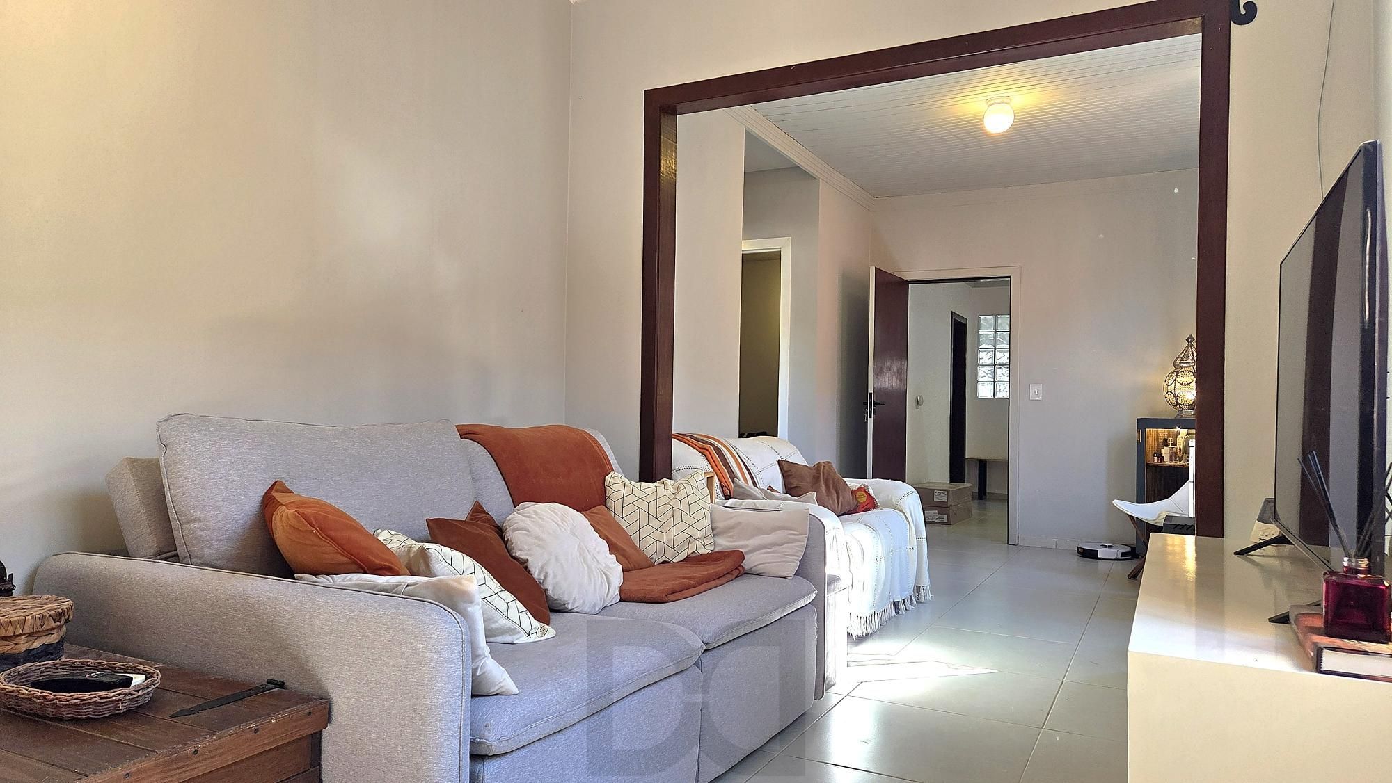 Casa térrea totalmente reformada, com 3 dormitórios, sendo 2 suítes e 2 vagas de garagem. — foto 3