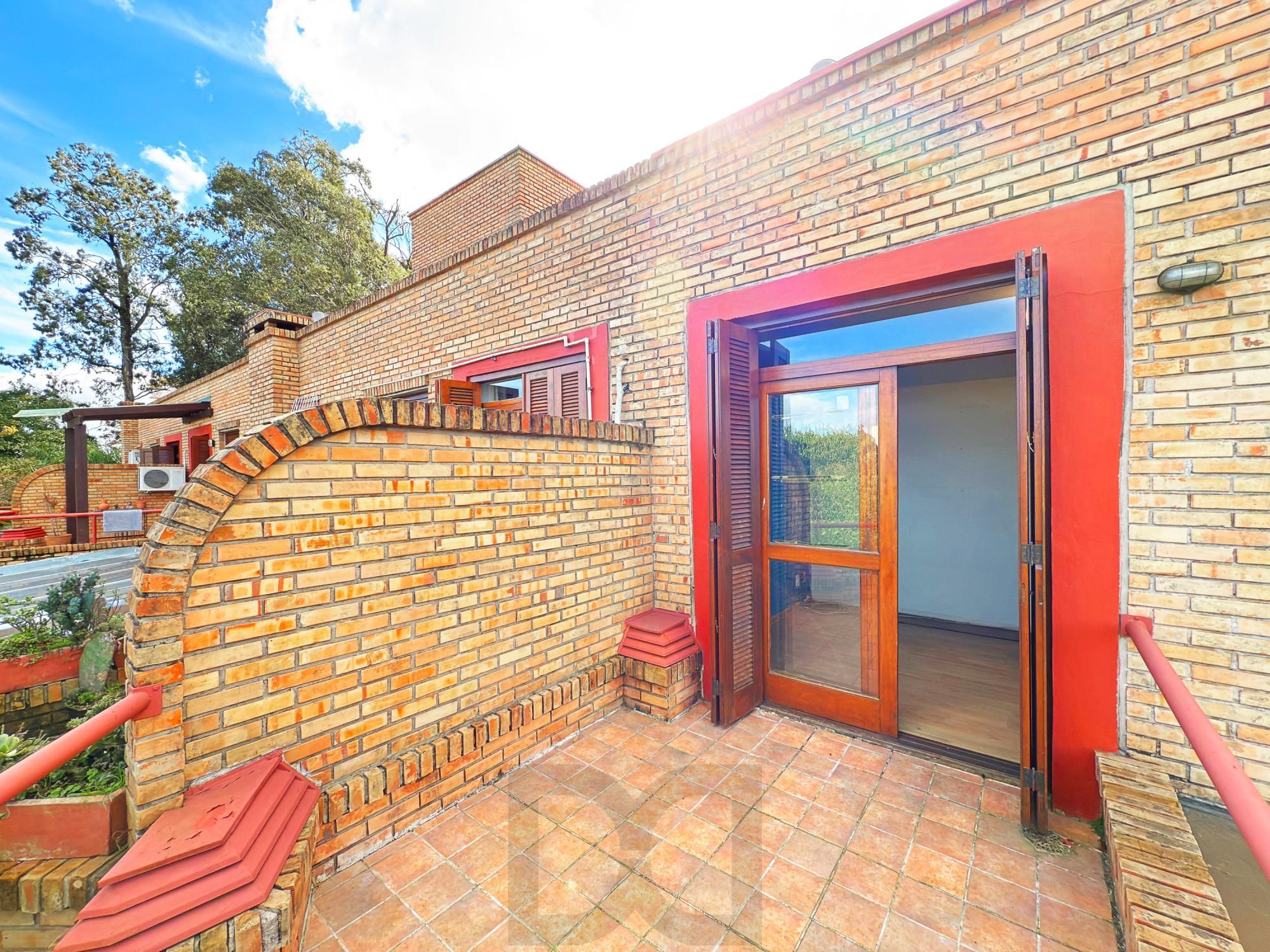 Casa em Condomínio  | 3 Dormitórios, Suíte, Lareira e Churrasqueira — foto 24