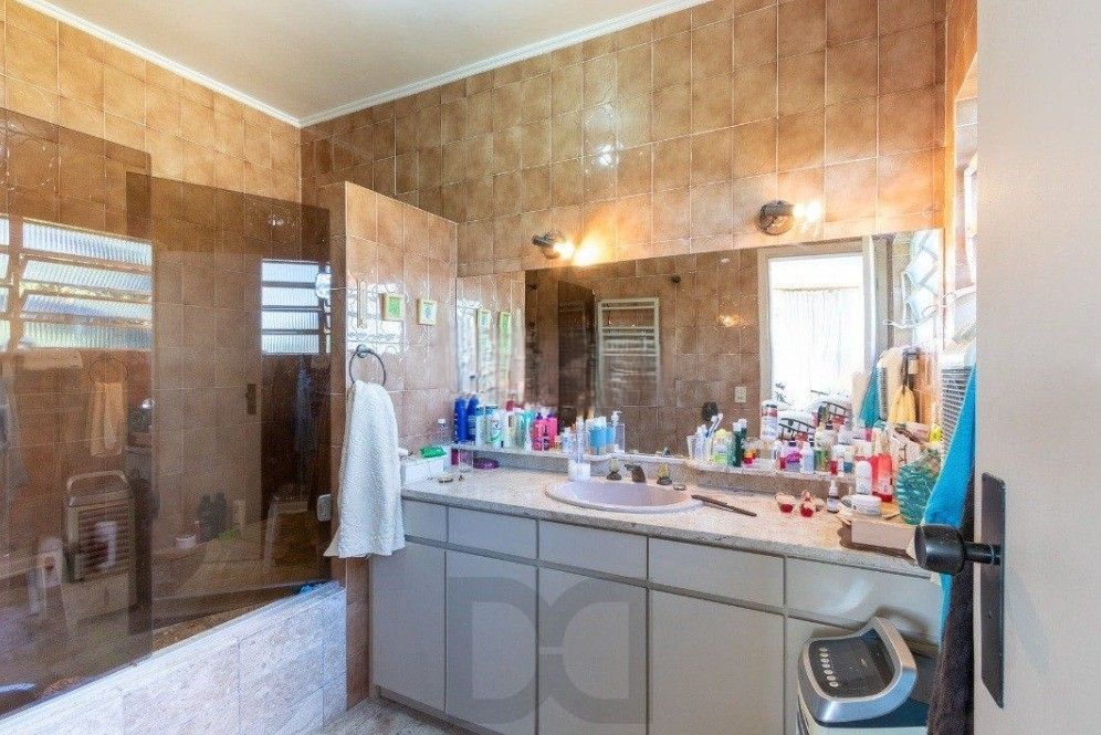 Excelente casa com 5 dormitórios, 2 suítes, 3 vagas de garagem e uma vista perene para o por do sol no Guaiba. — foto 47
