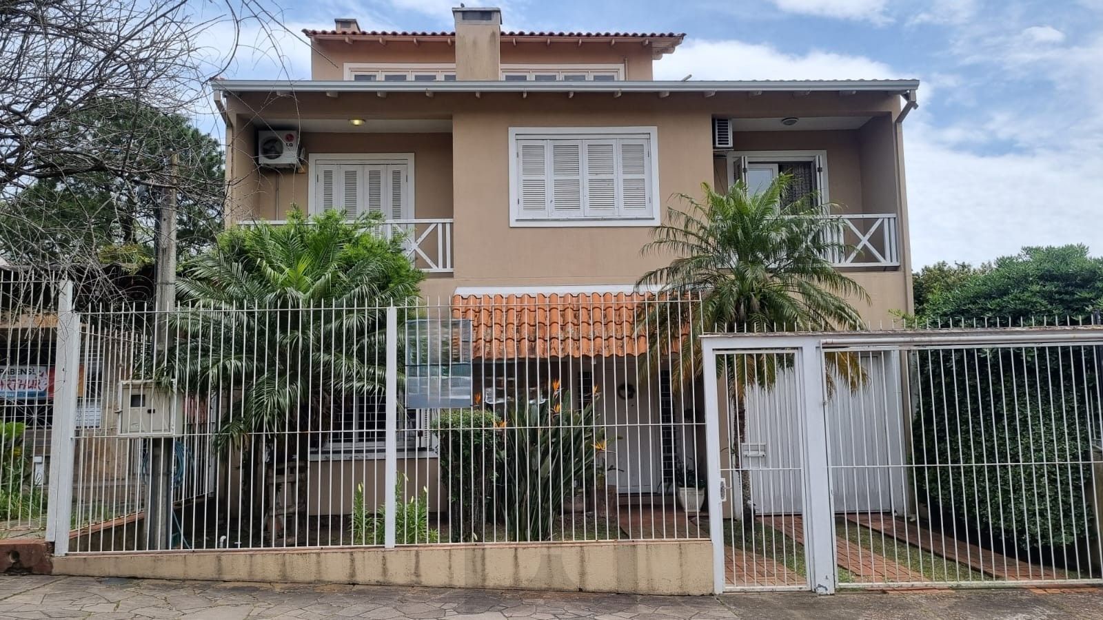 ótimo sobrado com 4 dormitórios, sendo 1 suíte master, pátio com piscina. — foto 1