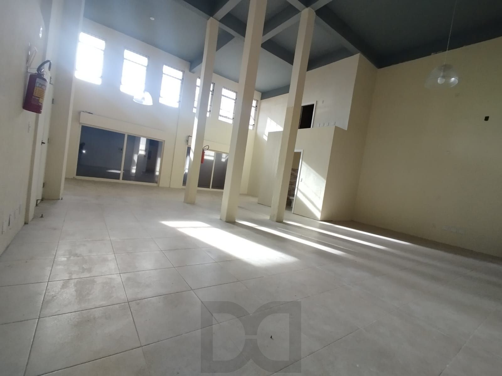 Excelente loja com 400m, 4 banheiros, 3 vagas, mezanino, fácil acesso e grande visibilidade no bairro Tristeza — foto 5