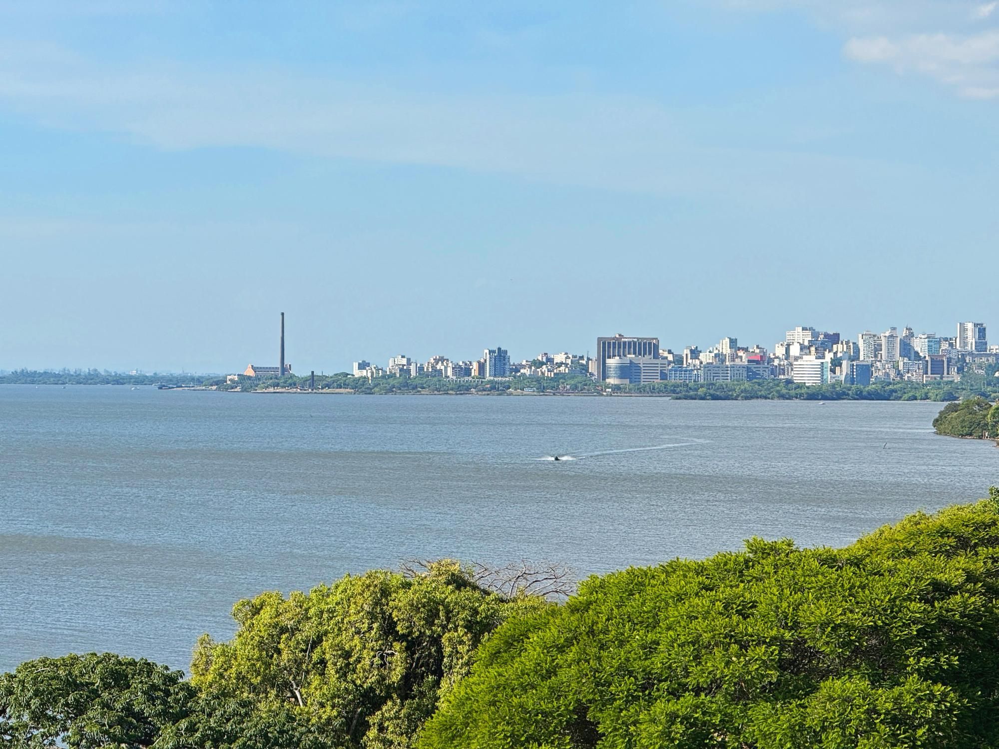 Belíssimo apartamento com 230,6m2, 3 suítes e 4 vagas de garagem. Projeto diferenciado e vista deslumbrante para o pôr do sol do Guaíba. — foto 8
