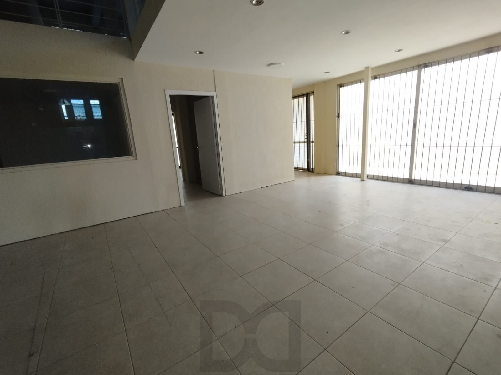 Excelente loja com 400m, 4 banheiros, 3 vagas, mezanino, fácil acesso e grande visibilidade no bairro Tristeza — foto 10