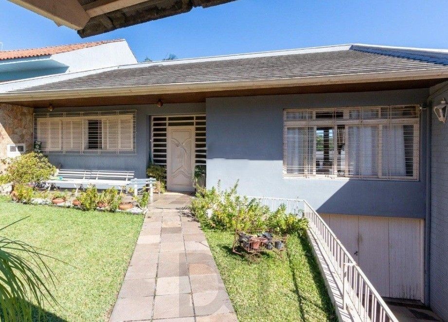 Excelente casa com 5 dormitórios, 2 suítes, 3 vagas de garagem e uma vista perene para o por do sol no Guaiba. — foto 3