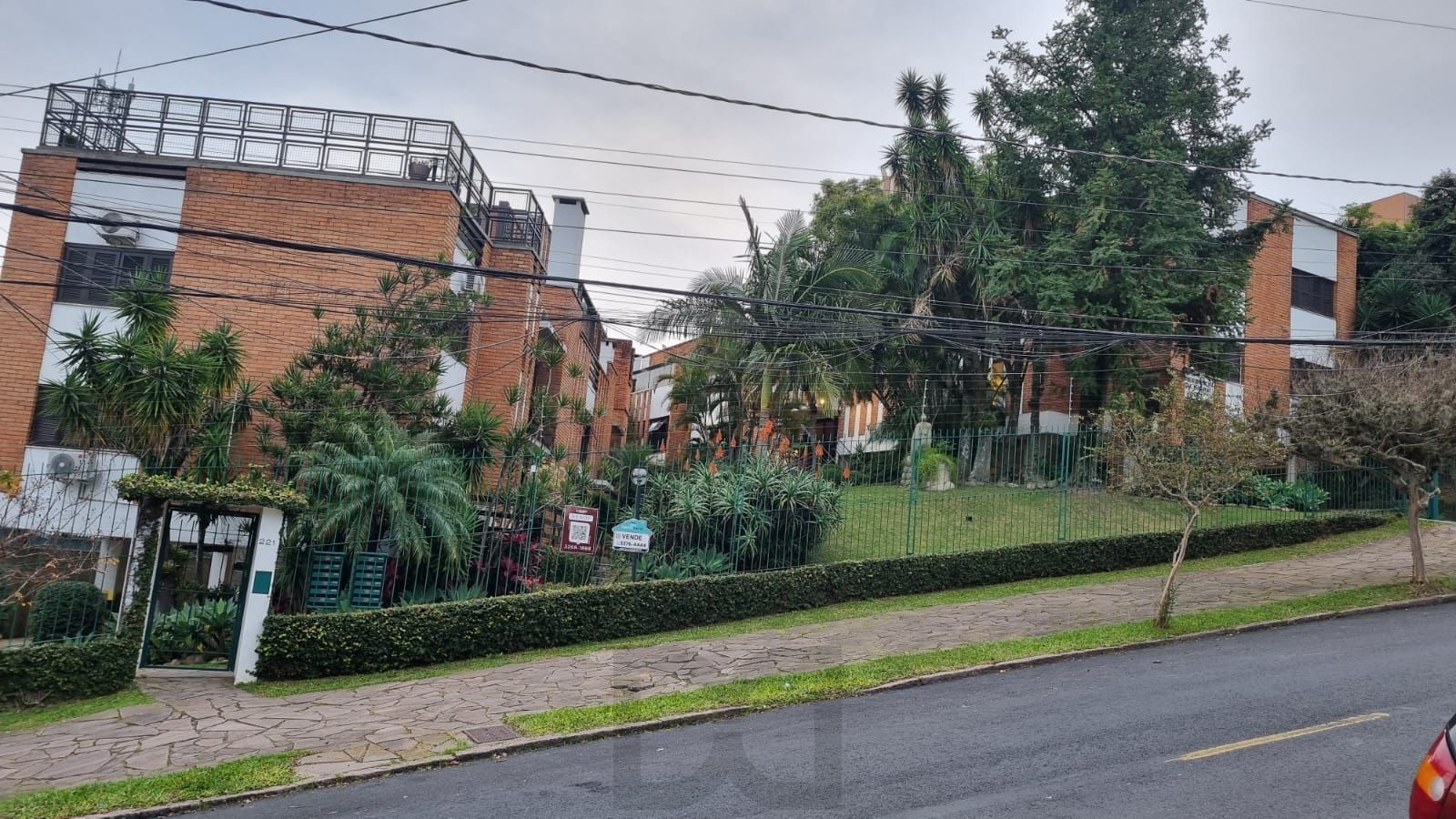 Ótimo apartamento Garden, 3 dormitórios, 1 suíte, lareira, sacada, no bairro Cristal. — foto 2