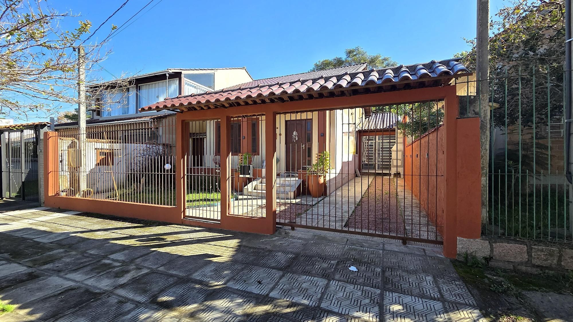 Casa térrea totalmente reformada, com 3 dormitórios, sendo 2 suítes e 2 vagas de garagem.