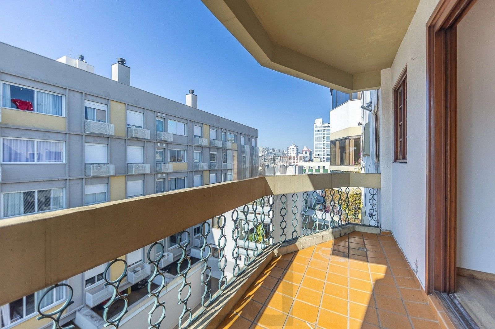 Cobertura duplex com 209,79m² de área privativa, conta com 3 dormitórios, 1 suíte e 2 vagas de garagem. — foto 8