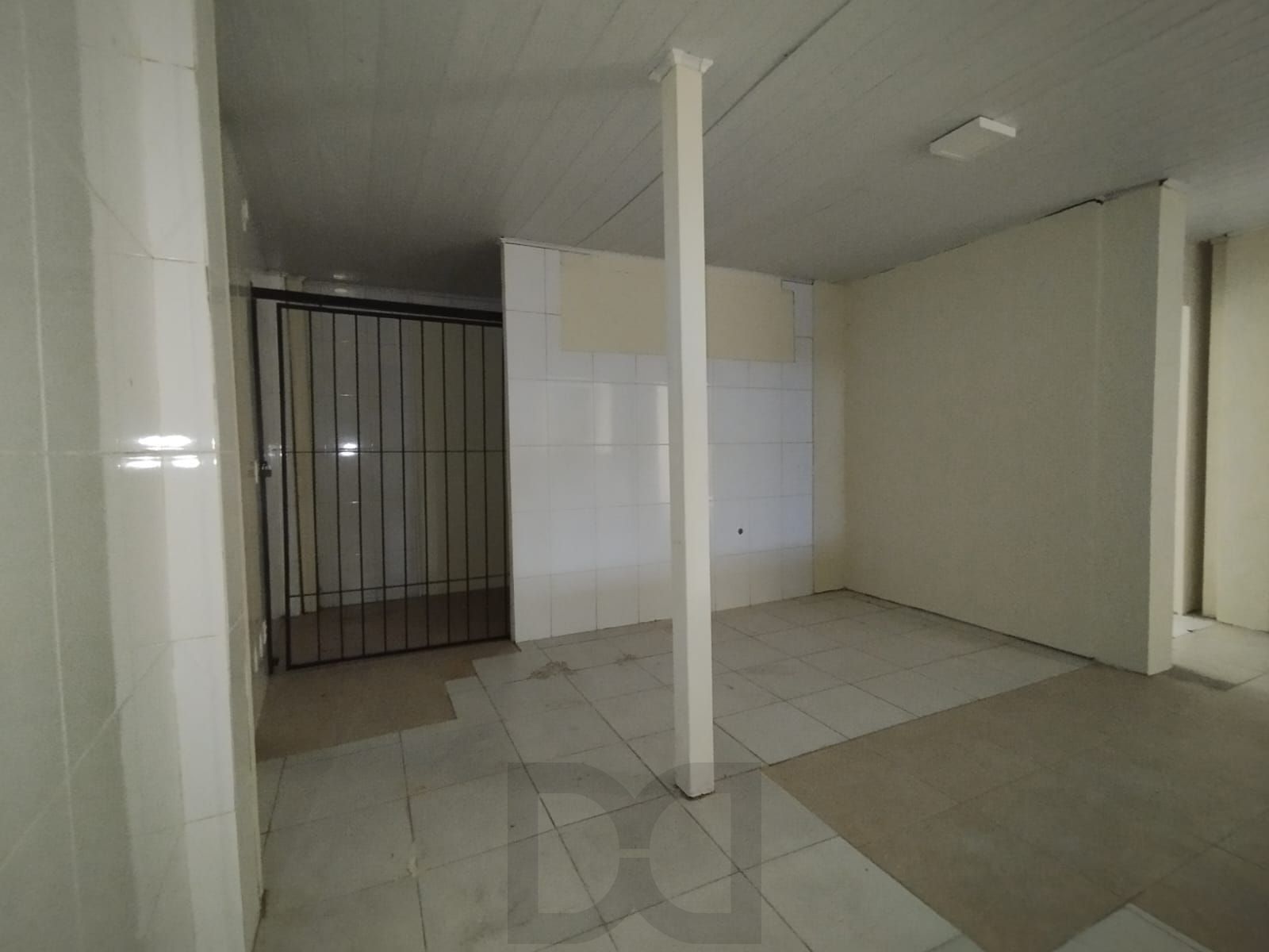 Excelente loja com 400m, 4 banheiros, 3 vagas, mezanino, fácil acesso e grande visibilidade no bairro Tristeza — foto 31
