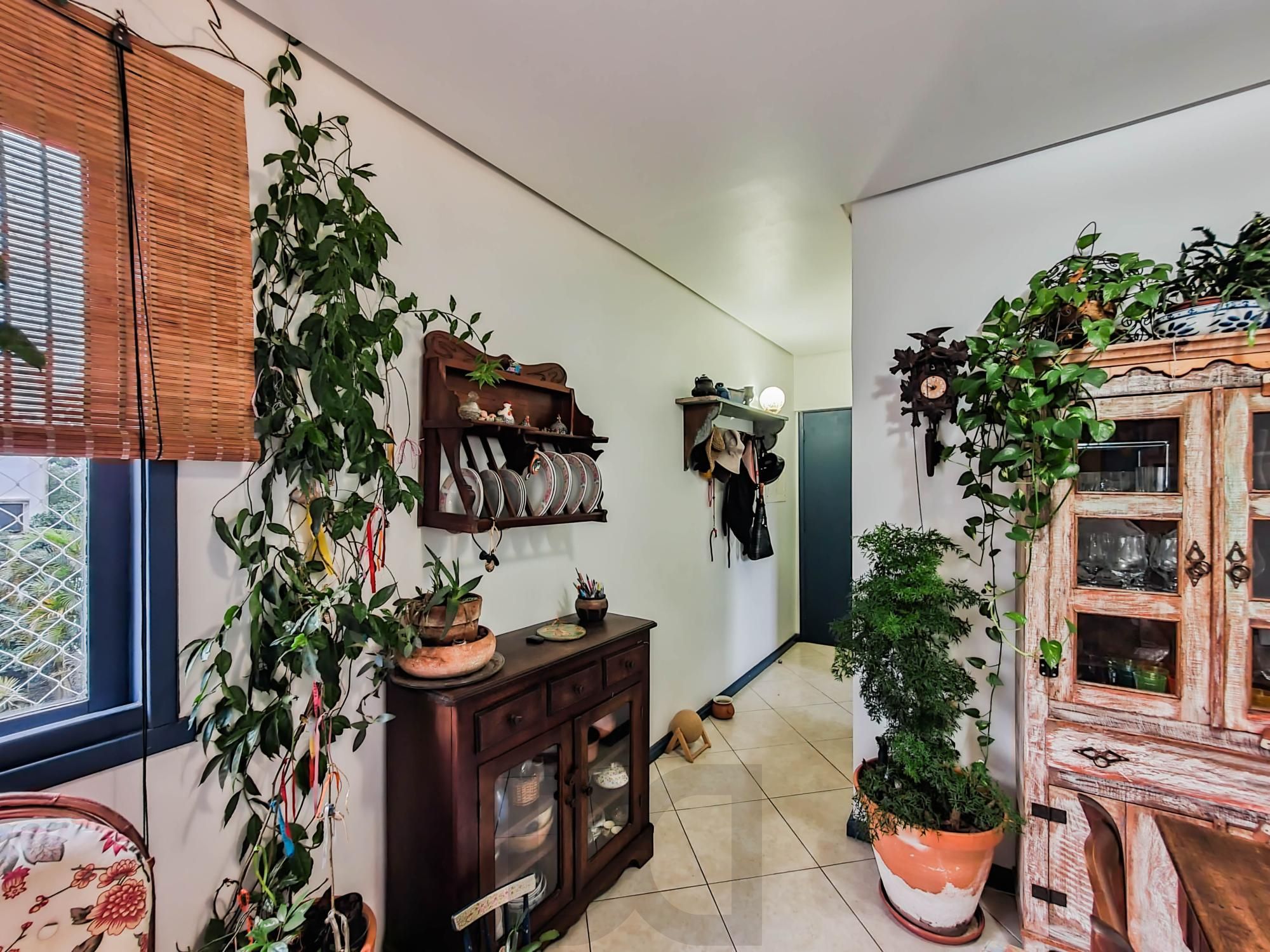 Amplo apartamento de 2 dormitórios, sendo 1 suíte, e uma  ótima dependência de empregada, 3 banheiros, em localização privilegiada no  Bairro Cristal. — foto 8