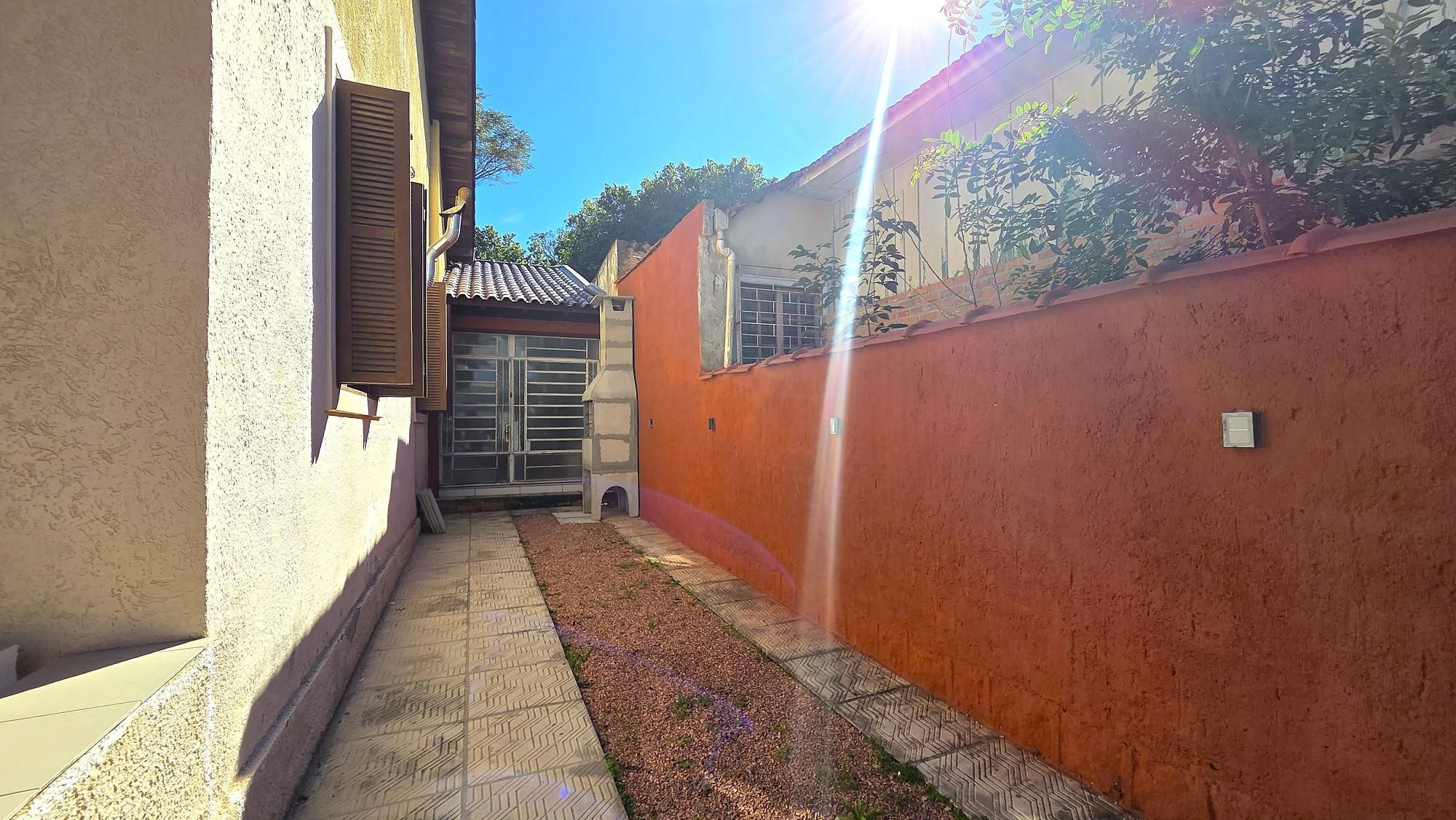 Casa térrea totalmente reformada, com 3 dormitórios, sendo 2 suítes e 2 vagas de garagem. — foto 18