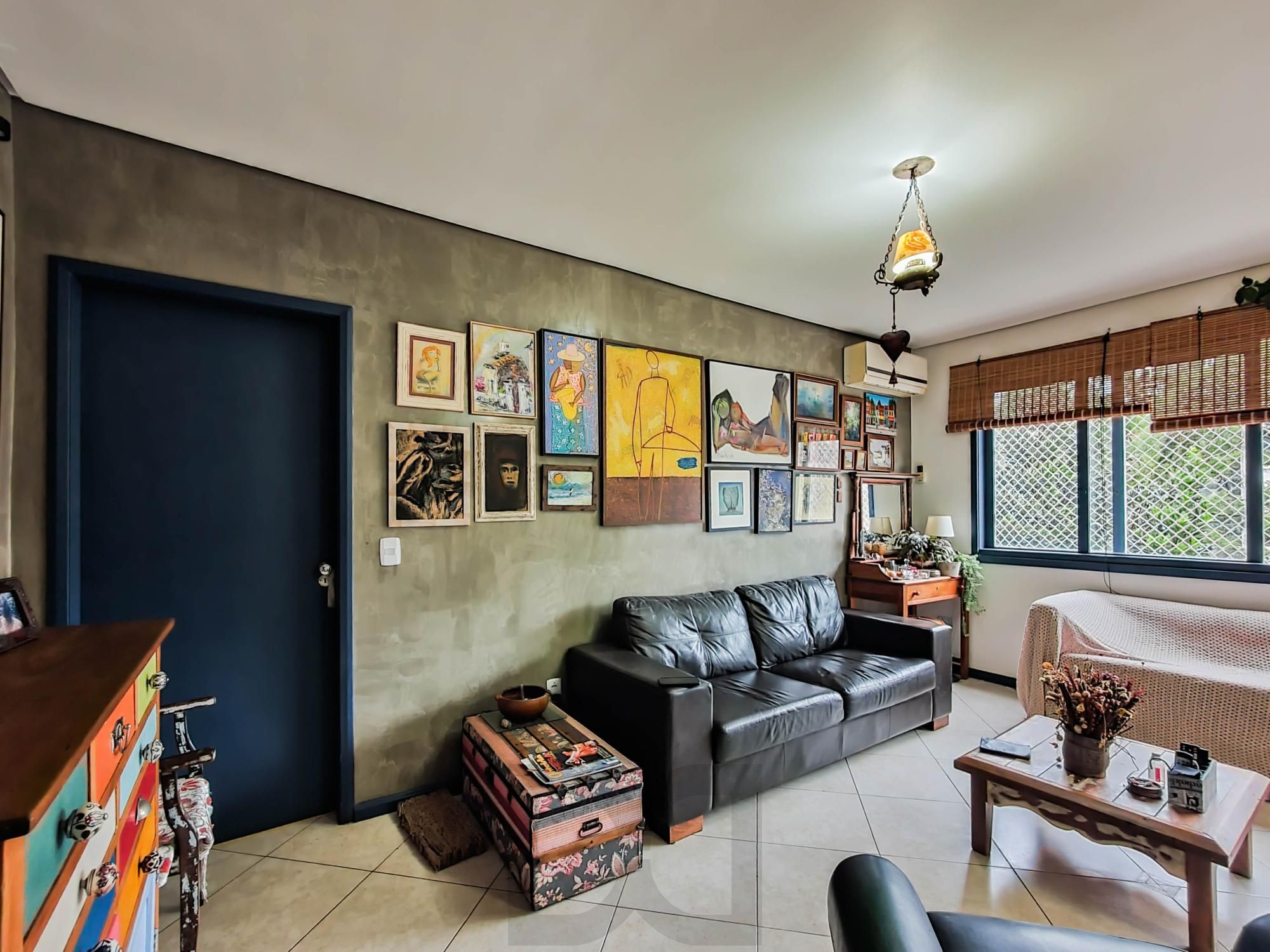 Amplo apartamento de 2 dormitórios, sendo 1 suíte, e uma  ótima dependência de empregada, 3 banheiros, em localização privilegiada no  Bairro Cristal. — foto 5