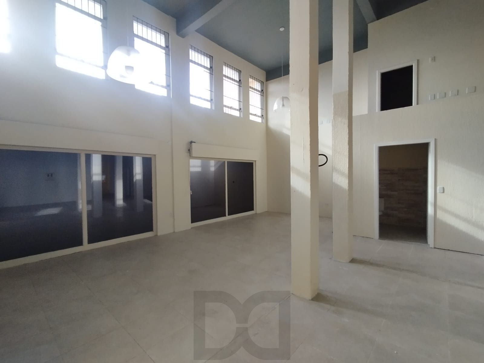 Excelente loja com 400m, 4 banheiros, 3 vagas, mezanino, fácil acesso e grande visibilidade no bairro Tristeza — foto 3
