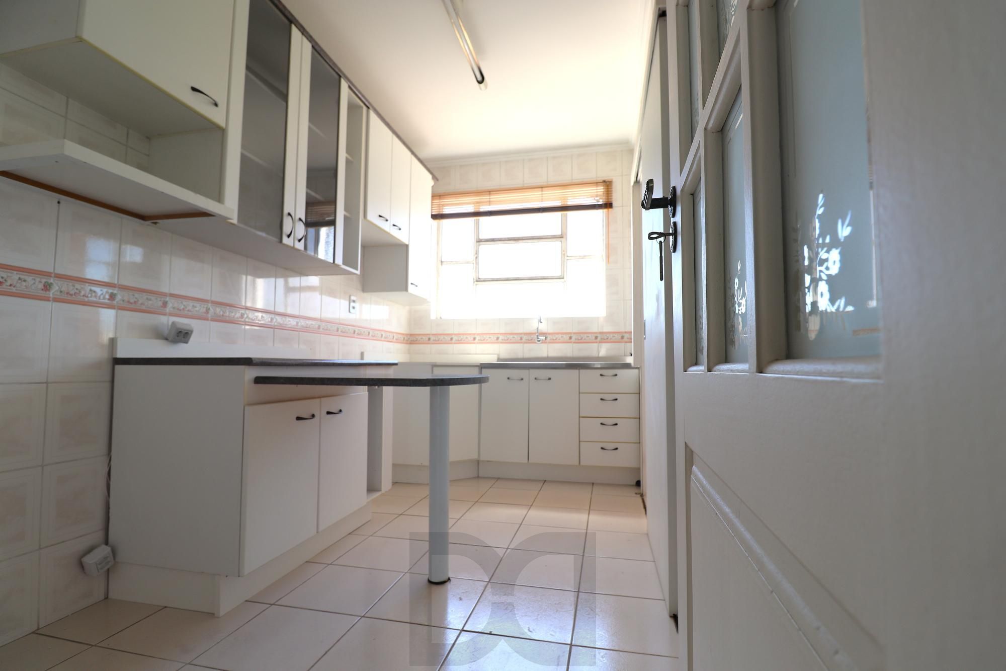 Ótimo apartamento com 79,4m2, 2 dormitórios, 1 vaga de garagem e dependencia completa. — foto 6