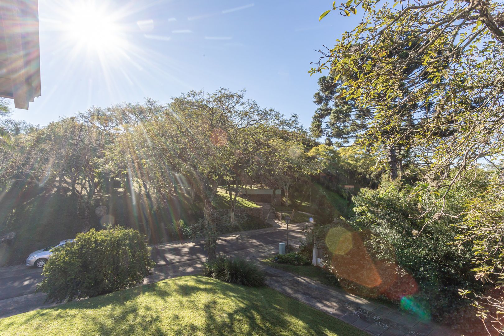 Belíssima mansão no Condomínio Jardim do Sol com 701m2 de área privativa, com 6 dormitórios, sendo 2 suítes e garagem para 10 carros. — foto 87