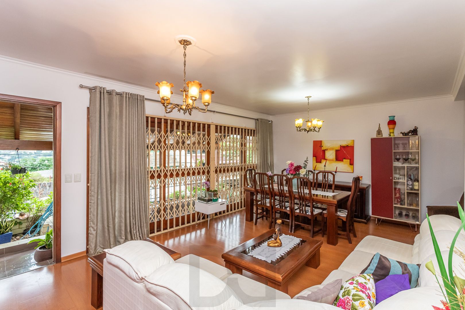 Excelente casa de dois pavimentos no bairro Ipanema, com 238m² de área privativa, 4 dormitórios, 1 suíte e 2 vagas de garagem. — foto 2